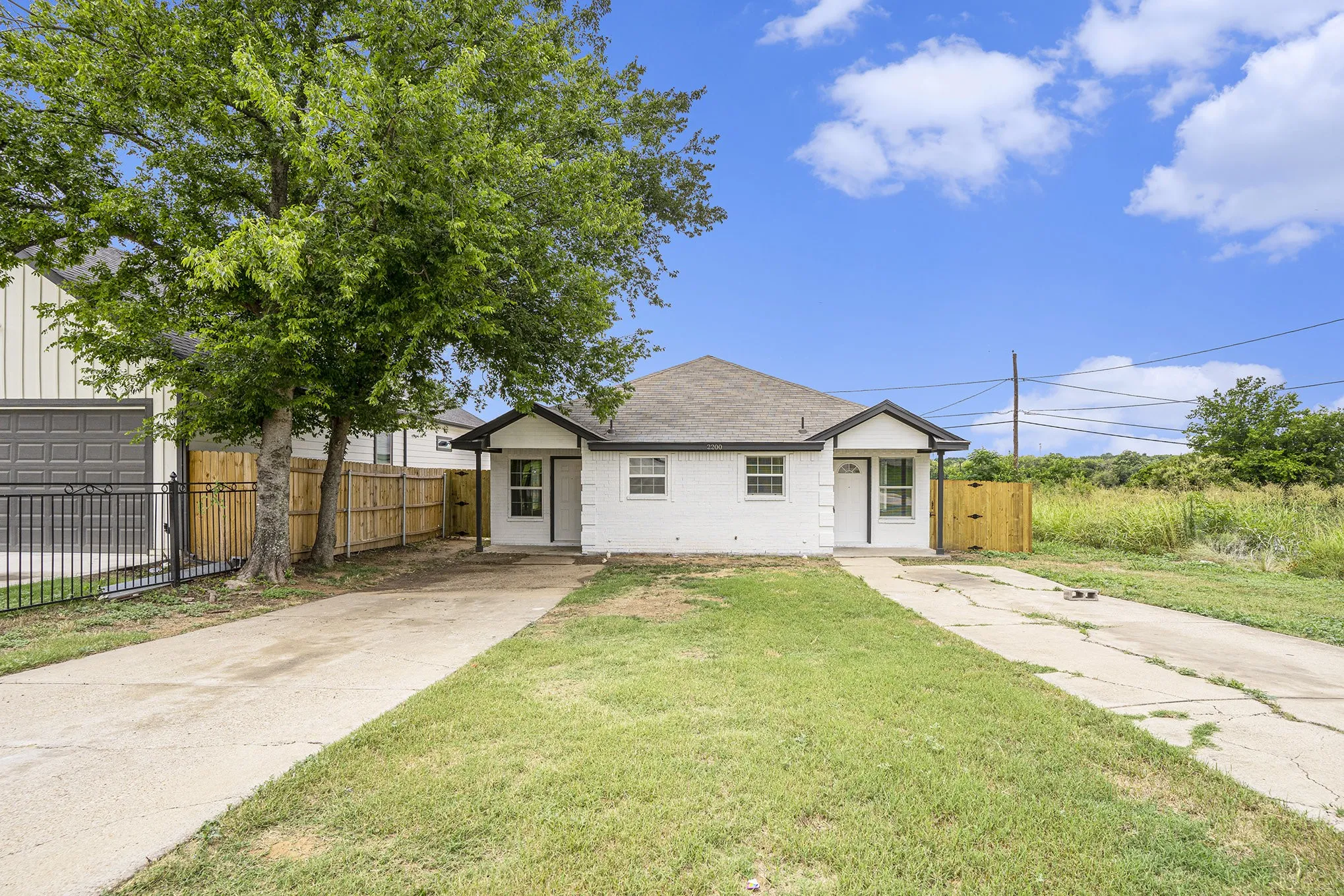 Duplex For Rent in Tarrant County , 2200 Brookes Street B, Fort Worth, Texas 76105, 3 Bedroom, 1 Bathroom, Garage spaces, 954 Sqft, built in 2005, mls#21378826, Real Estate Agent in Fort Worth, Homes For Rent in Tarrant county, Homes For Rent in Fort Worth, Realtor in Fort Worth Texas, Real Estate Brokerage Independent Realty Texas, Luminita Cordes Realtor