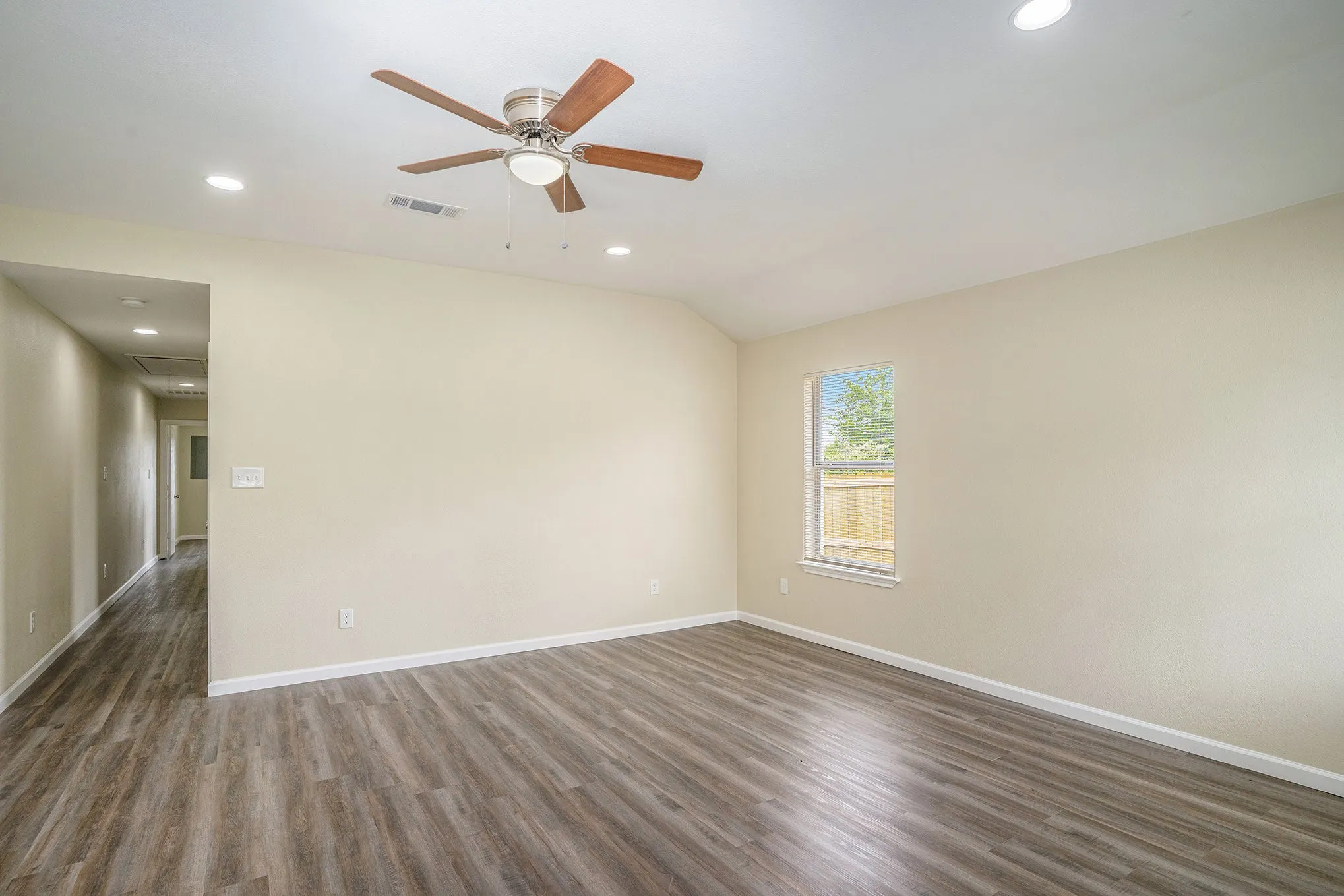 Duplex For Rent in Tarrant County , 2200 Brookes Street B, Fort Worth, Texas 76105, 3 Bedroom, 1 Bathroom, Garage spaces, 954 Sqft, built in 2005, mls#21378826, Real Estate Agent in Fort Worth, Homes For Rent in Tarrant county, Homes For Rent in Fort Worth, Realtor in Fort Worth Texas, Real Estate Brokerage Independent Realty Texas, Luminita Cordes Realtor