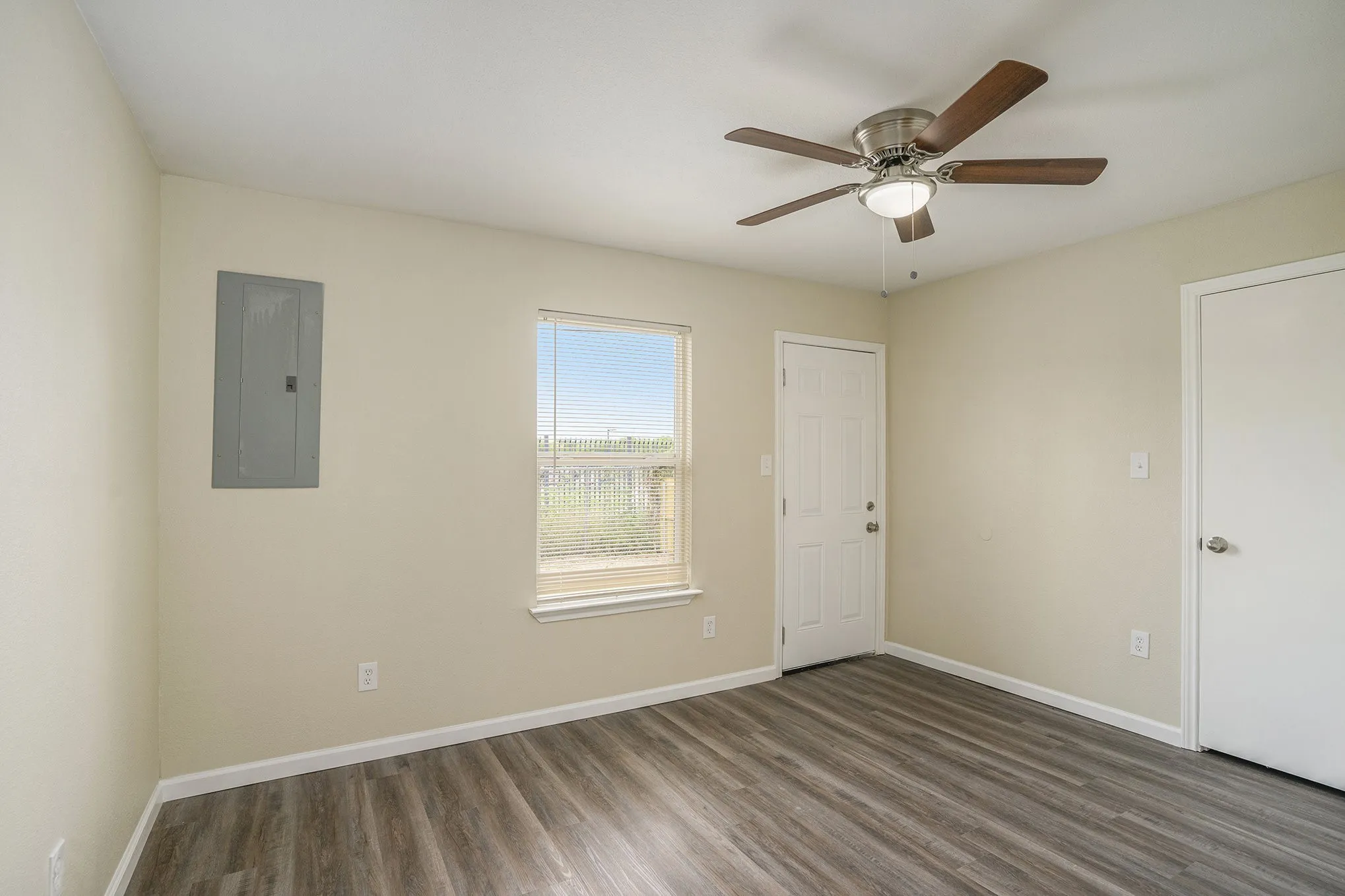 Duplex For Rent in Tarrant County , 2200 Brookes Street B, Fort Worth, Texas 76105, 3 Bedroom, 1 Bathroom, Garage spaces, 954 Sqft, built in 2005, mls#21378826, Real Estate Agent in Fort Worth, Homes For Rent in Tarrant county, Homes For Rent in Fort Worth, Realtor in Fort Worth Texas, Real Estate Brokerage Independent Realty Texas, Luminita Cordes Realtor