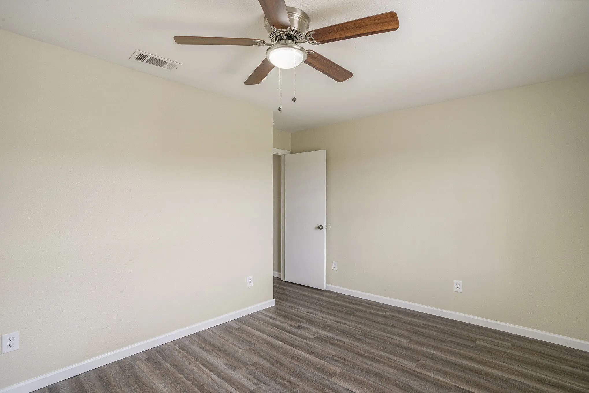 Duplex For Rent in Tarrant County , 2200 Brookes Street B, Fort Worth, Texas 76105, 3 Bedroom, 1 Bathroom, Garage spaces, 954 Sqft, built in 2005, mls#21378826, Real Estate Agent in Fort Worth, Homes For Rent in Tarrant county, Homes For Rent in Fort Worth, Realtor in Fort Worth Texas, Real Estate Brokerage Independent Realty Texas, Luminita Cordes Realtor