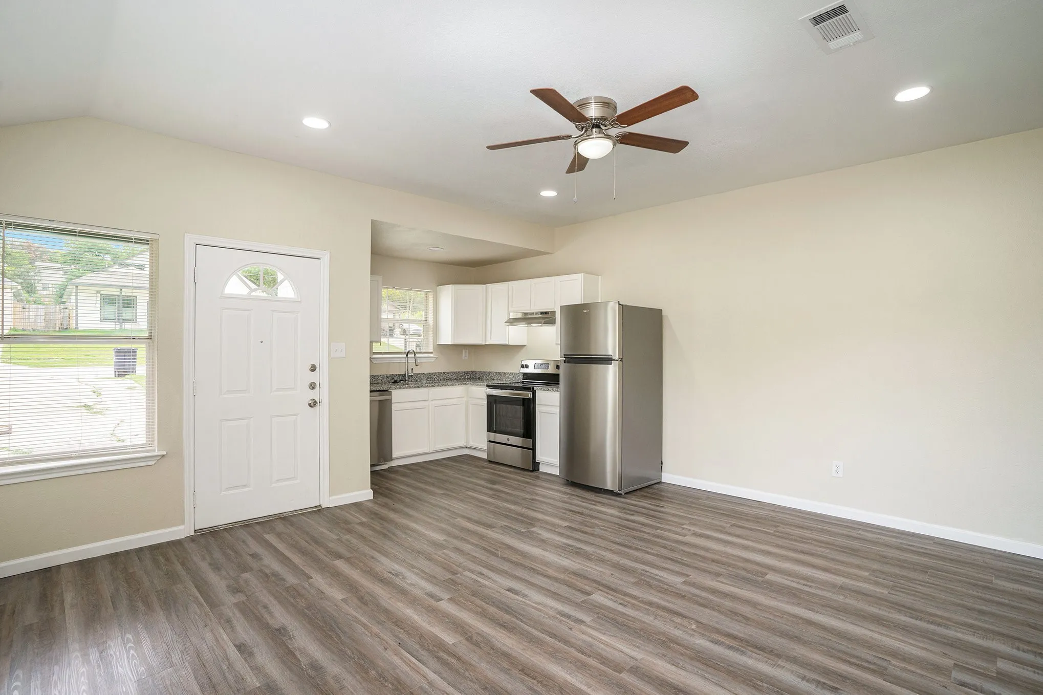 Duplex For Rent in Tarrant County , 2200 Brookes Street B, Fort Worth, Texas 76105, 3 Bedroom, 1 Bathroom, Garage spaces, 954 Sqft, built in 2005, mls#21378826, Real Estate Agent in Fort Worth, Homes For Rent in Tarrant county, Homes For Rent in Fort Worth, Realtor in Fort Worth Texas, Real Estate Brokerage Independent Realty Texas, Luminita Cordes Realtor