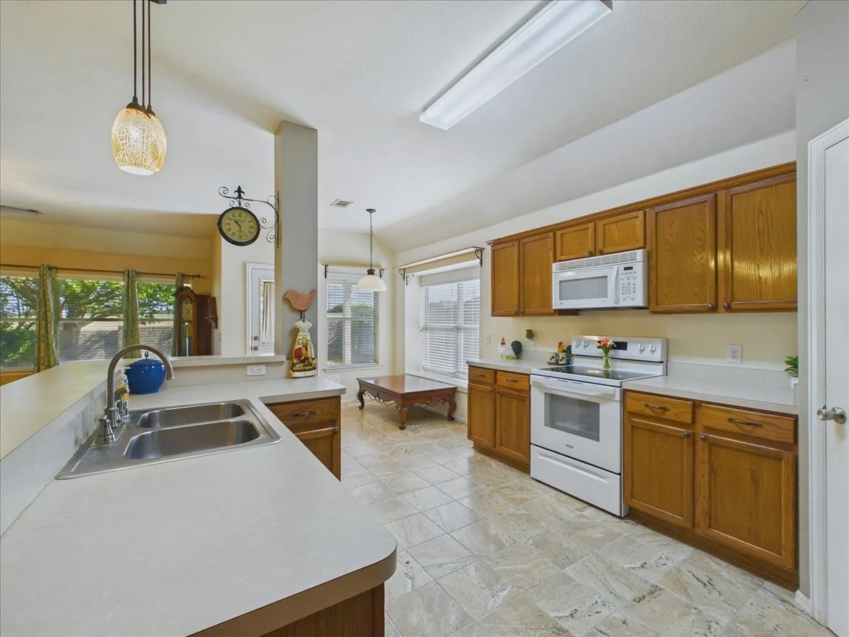 Single Family Residence For Sale in Ellis County , 613 Quail Hollow Drive, Midlothian, Texas 76065, 3 Bedroom, 2 Bathroom, 2 Garage spaces, 1,573 Sqft, built in 2006, mls#21376505, Real Estate Agent in Midlothian, Homes For Sale in Ellis county, Homes For Sale in Midlothian, Realtor in Midlothian Texas, Real Estate Brokerage Independent Realty Texas, Luminita Cordes Realtor