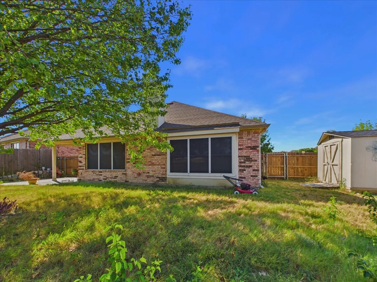 Single Family Residence For Sale in Ellis County , 613 Quail Hollow Drive, Midlothian, Texas 76065, 3 Bedroom, 2 Bathroom, 2 Garage spaces, 1,573 Sqft, built in 2006, mls#21376505, Real Estate Agent in Midlothian, Homes For Sale in Ellis county, Homes For Sale in Midlothian, Realtor in Midlothian Texas, Real Estate Brokerage Independent Realty Texas, Luminita Cordes Realtor