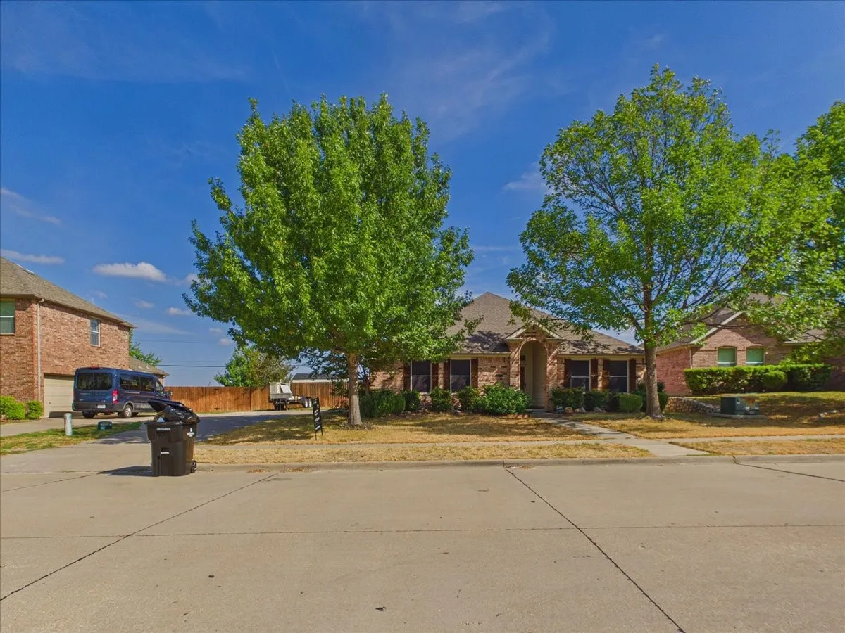 Single Family Residence For Sale in Ellis County , 613 Quail Hollow Drive, Midlothian, Texas 76065, 3 Bedroom, 2 Bathroom, 2 Garage spaces, 1,573 Sqft, built in 2006, mls#21376505, Real Estate Agent in Midlothian, Homes For Sale in Ellis county, Homes For Sale in Midlothian, Realtor in Midlothian Texas, Real Estate Brokerage Independent Realty Texas, Luminita Cordes Realtor