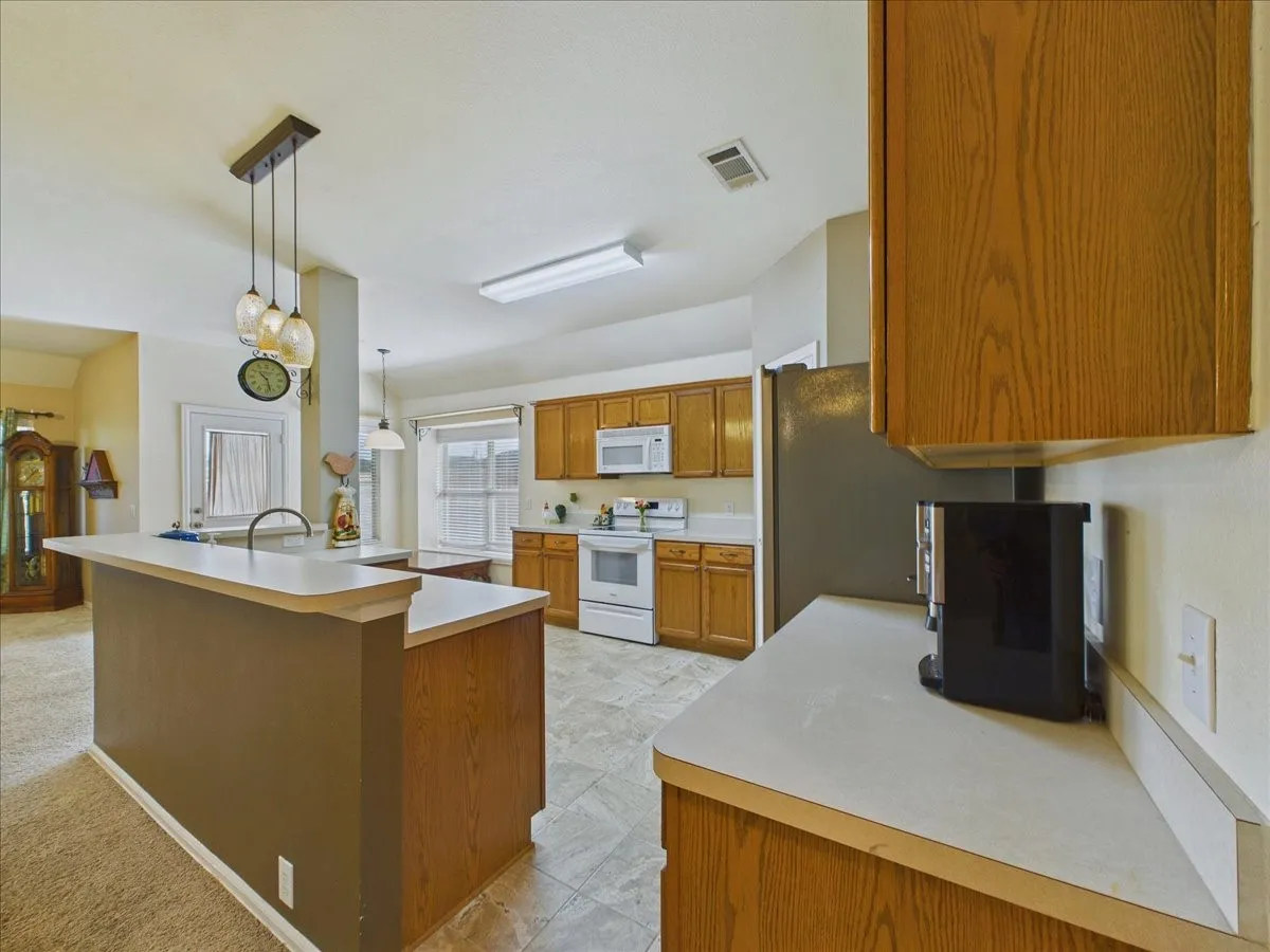 Single Family Residence For Sale in Ellis County , 613 Quail Hollow Drive, Midlothian, Texas 76065, 3 Bedroom, 2 Bathroom, 2 Garage spaces, 1,573 Sqft, built in 2006, mls#21376505, Real Estate Agent in Midlothian, Homes For Sale in Ellis county, Homes For Sale in Midlothian, Realtor in Midlothian Texas, Real Estate Brokerage Independent Realty Texas, Luminita Cordes Realtor