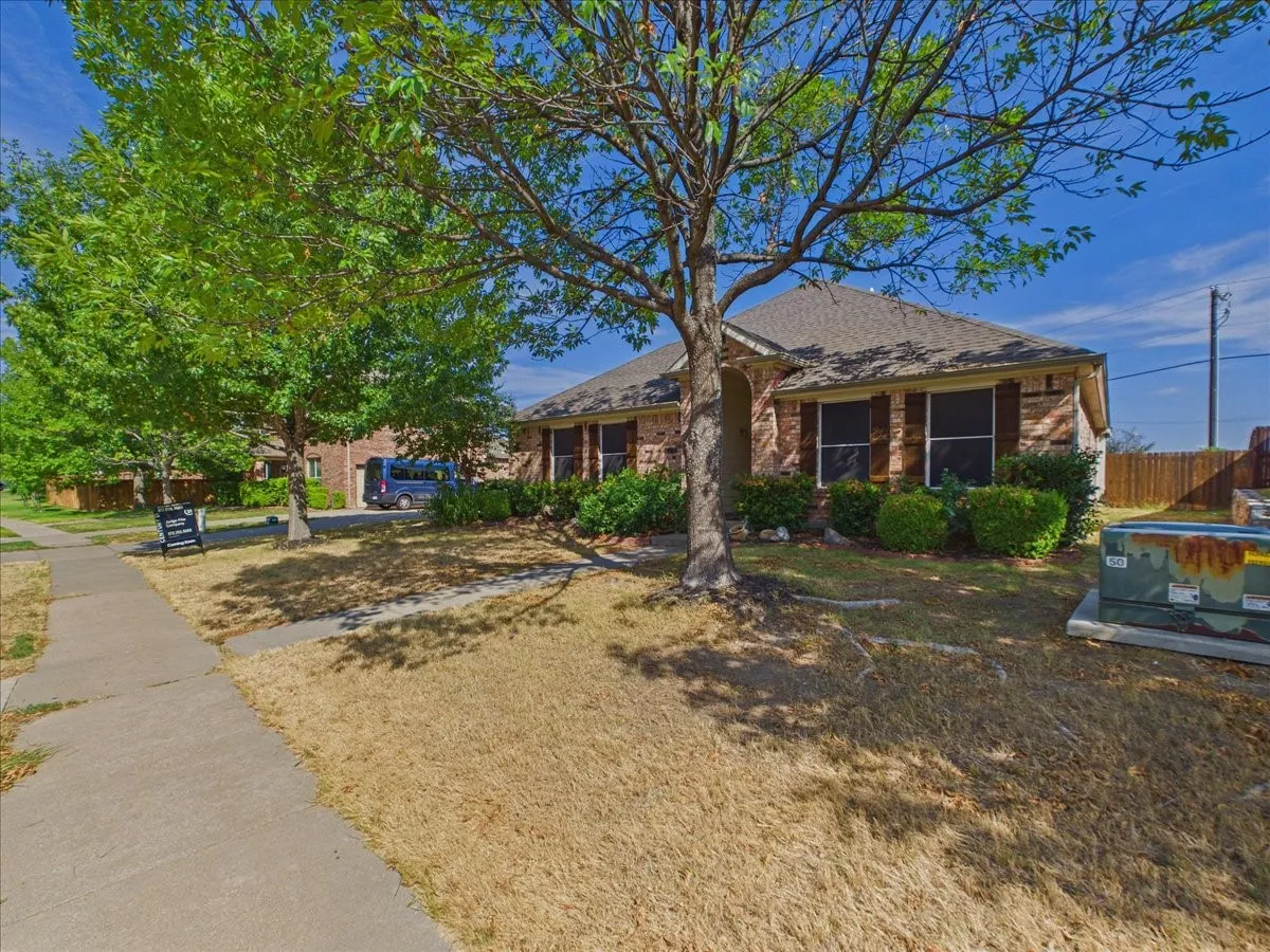 Single Family Residence For Sale in Ellis County , 613 Quail Hollow Drive, Midlothian, Texas 76065, 3 Bedroom, 2 Bathroom, 2 Garage spaces, 1,573 Sqft, built in 2006, mls#21376505, Real Estate Agent in Midlothian, Homes For Sale in Ellis county, Homes For Sale in Midlothian, Realtor in Midlothian Texas, Real Estate Brokerage Independent Realty Texas, Luminita Cordes Realtor
