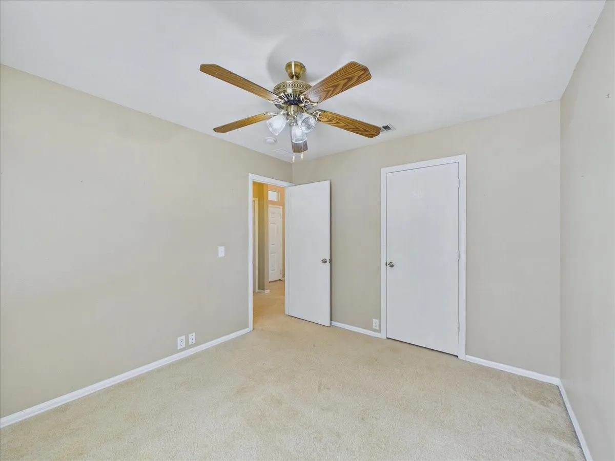 Single Family Residence For Sale in Ellis County , 613 Quail Hollow Drive, Midlothian, Texas 76065, 3 Bedroom, 2 Bathroom, 2 Garage spaces, 1,573 Sqft, built in 2006, mls#21376505, Real Estate Agent in Midlothian, Homes For Sale in Ellis county, Homes For Sale in Midlothian, Realtor in Midlothian Texas, Real Estate Brokerage Independent Realty Texas, Luminita Cordes Realtor