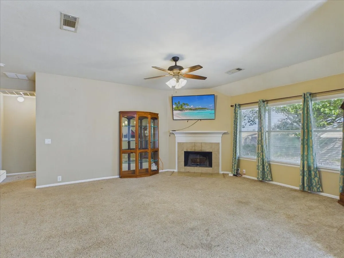 Single Family Residence For Sale in Ellis County , 613 Quail Hollow Drive, Midlothian, Texas 76065, 3 Bedroom, 2 Bathroom, 2 Garage spaces, 1,573 Sqft, built in 2006, mls#21376505, Real Estate Agent in Midlothian, Homes For Sale in Ellis county, Homes For Sale in Midlothian, Realtor in Midlothian Texas, Real Estate Brokerage Independent Realty Texas, Luminita Cordes Realtor