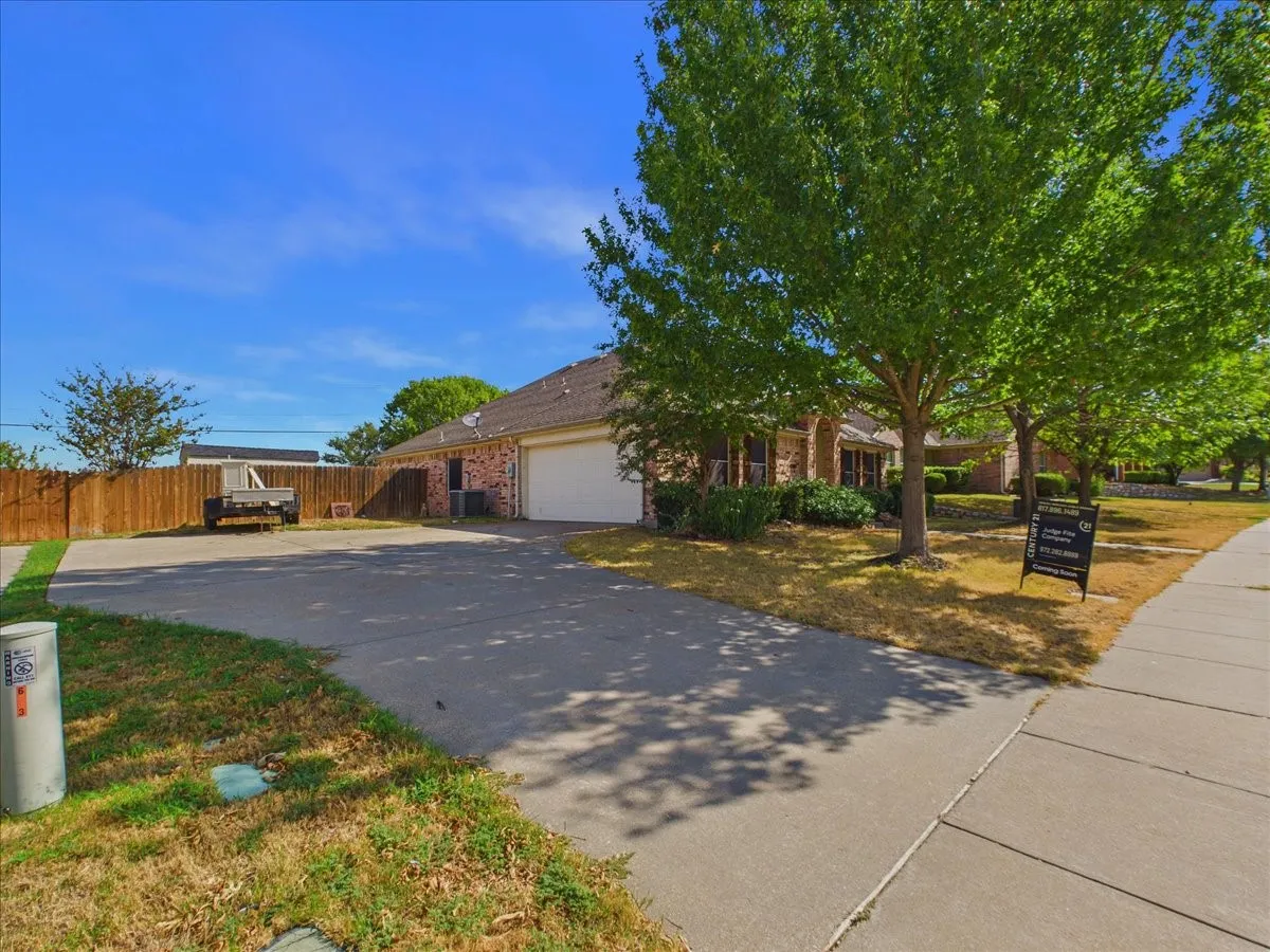 Single Family Residence For Sale in Ellis County , 613 Quail Hollow Drive, Midlothian, Texas 76065, 3 Bedroom, 2 Bathroom, 2 Garage spaces, 1,573 Sqft, built in 2006, mls#21376505, Real Estate Agent in Midlothian, Homes For Sale in Ellis county, Homes For Sale in Midlothian, Realtor in Midlothian Texas, Real Estate Brokerage Independent Realty Texas, Luminita Cordes Realtor