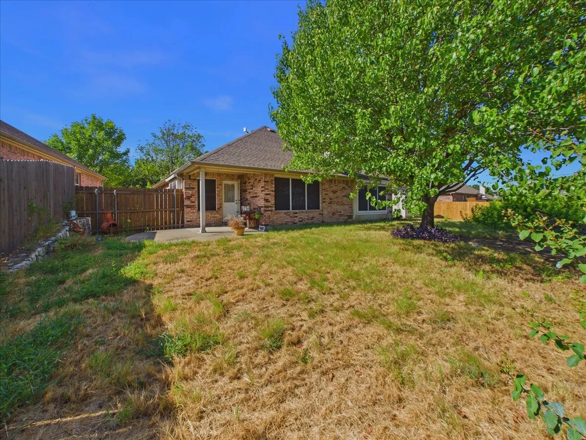 Single Family Residence For Sale in Ellis County , 613 Quail Hollow Drive, Midlothian, Texas 76065, 3 Bedroom, 2 Bathroom, 2 Garage spaces, 1,573 Sqft, built in 2006, mls#21376505, Real Estate Agent in Midlothian, Homes For Sale in Ellis county, Homes For Sale in Midlothian, Realtor in Midlothian Texas, Real Estate Brokerage Independent Realty Texas, Luminita Cordes Realtor