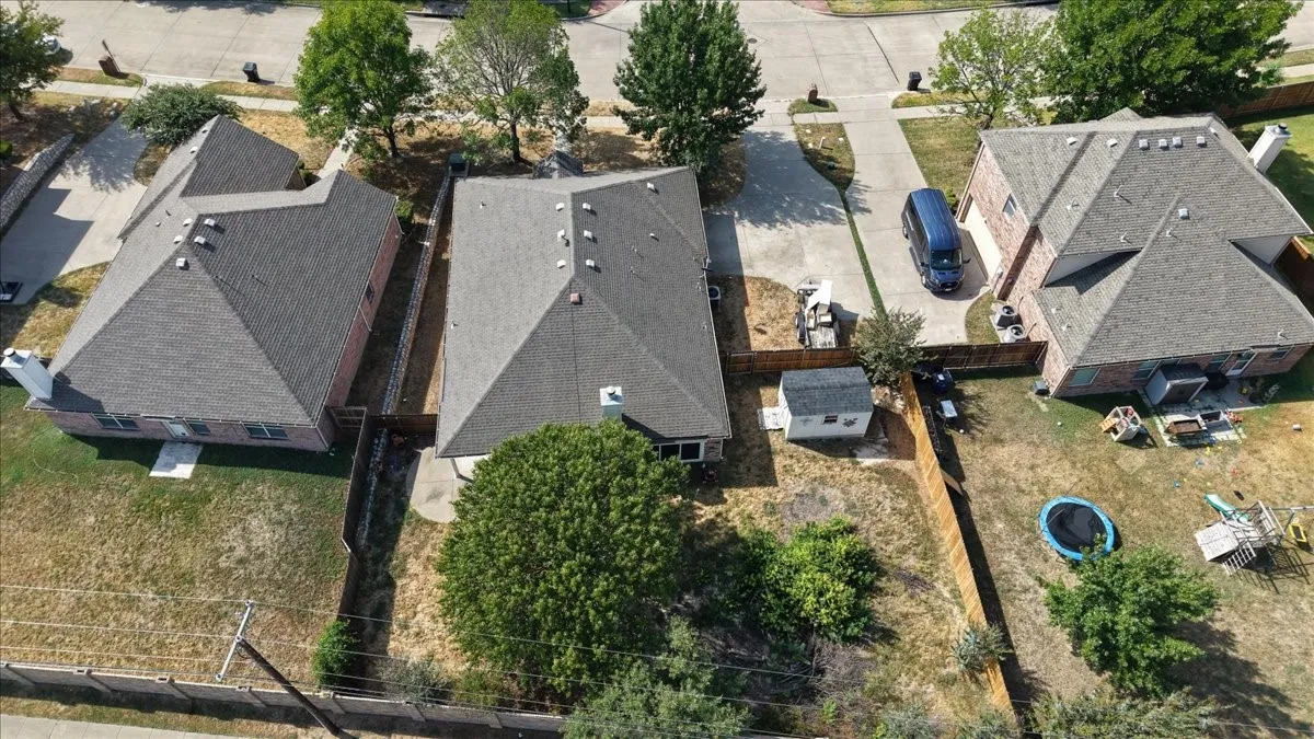 Single Family Residence For Sale in Ellis County , 613 Quail Hollow Drive, Midlothian, Texas 76065, 3 Bedroom, 2 Bathroom, 2 Garage spaces, 1,573 Sqft, built in 2006, mls#21376505, Real Estate Agent in Midlothian, Homes For Sale in Ellis county, Homes For Sale in Midlothian, Realtor in Midlothian Texas, Real Estate Brokerage Independent Realty Texas, Luminita Cordes Realtor
