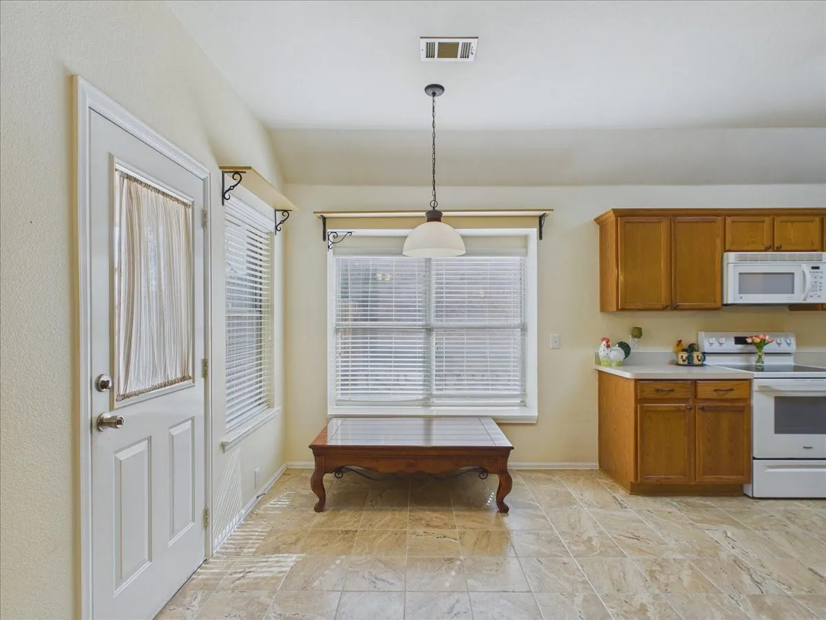 Single Family Residence For Sale in Ellis County , 613 Quail Hollow Drive, Midlothian, Texas 76065, 3 Bedroom, 2 Bathroom, 2 Garage spaces, 1,573 Sqft, built in 2006, mls#21376505, Real Estate Agent in Midlothian, Homes For Sale in Ellis county, Homes For Sale in Midlothian, Realtor in Midlothian Texas, Real Estate Brokerage Independent Realty Texas, Luminita Cordes Realtor