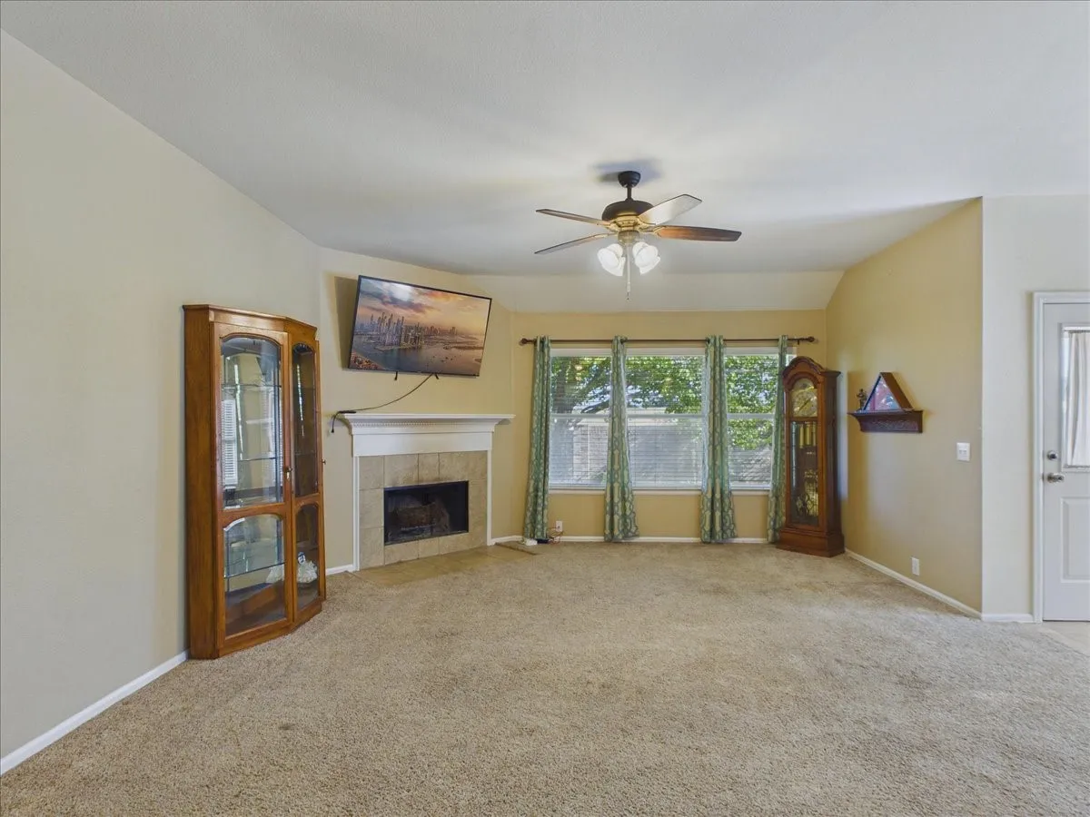Single Family Residence For Sale in Ellis County , 613 Quail Hollow Drive, Midlothian, Texas 76065, 3 Bedroom, 2 Bathroom, 2 Garage spaces, 1,573 Sqft, built in 2006, mls#21376505, Real Estate Agent in Midlothian, Homes For Sale in Ellis county, Homes For Sale in Midlothian, Realtor in Midlothian Texas, Real Estate Brokerage Independent Realty Texas, Luminita Cordes Realtor