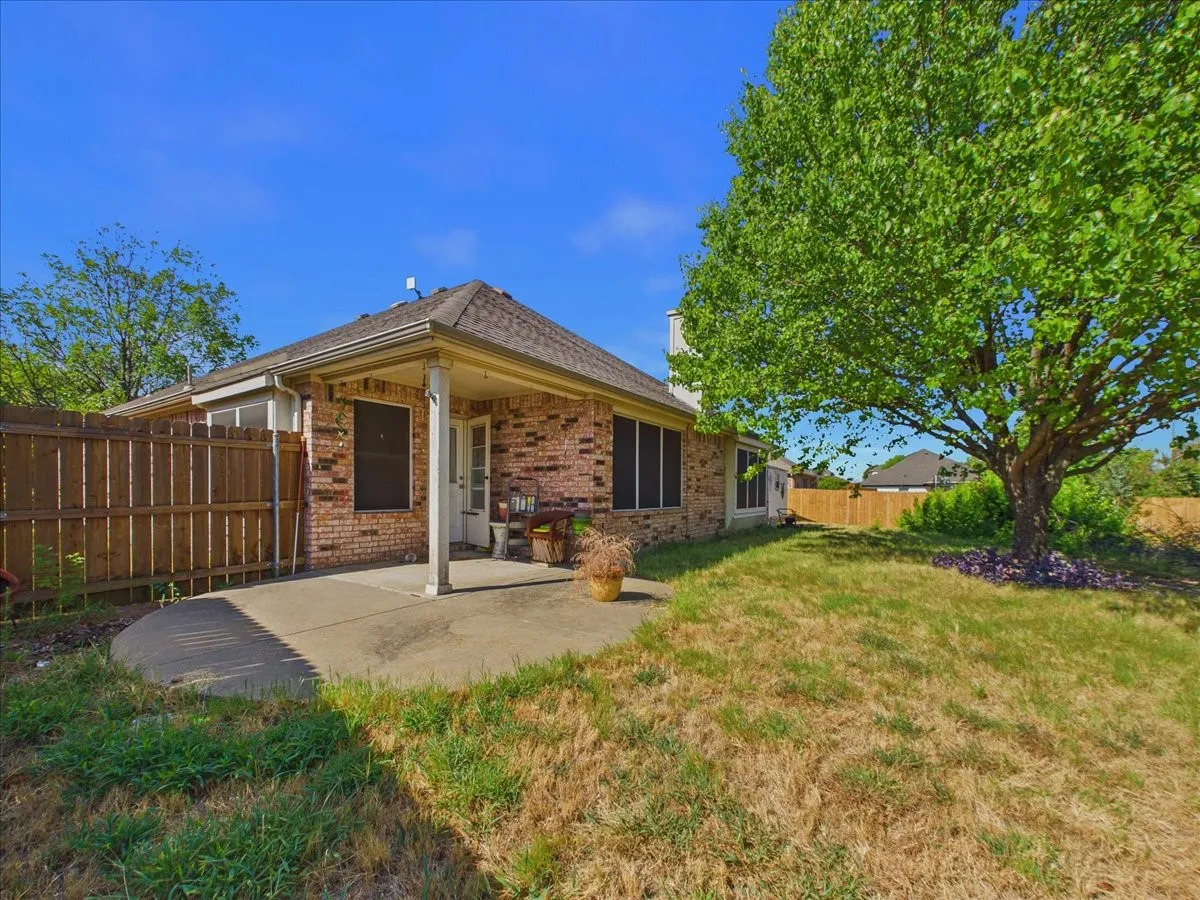 Single Family Residence For Sale in Ellis County , 613 Quail Hollow Drive, Midlothian, Texas 76065, 3 Bedroom, 2 Bathroom, 2 Garage spaces, 1,573 Sqft, built in 2006, mls#21376505, Real Estate Agent in Midlothian, Homes For Sale in Ellis county, Homes For Sale in Midlothian, Realtor in Midlothian Texas, Real Estate Brokerage Independent Realty Texas, Luminita Cordes Realtor