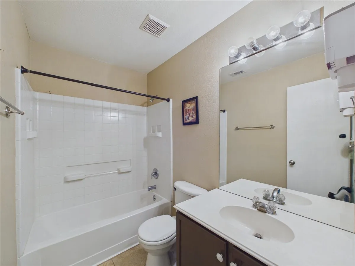 Single Family Residence For Sale in Ellis County , 613 Quail Hollow Drive, Midlothian, Texas 76065, 3 Bedroom, 2 Bathroom, 2 Garage spaces, 1,573 Sqft, built in 2006, mls#21376505, Real Estate Agent in Midlothian, Homes For Sale in Ellis county, Homes For Sale in Midlothian, Realtor in Midlothian Texas, Real Estate Brokerage Independent Realty Texas, Luminita Cordes Realtor