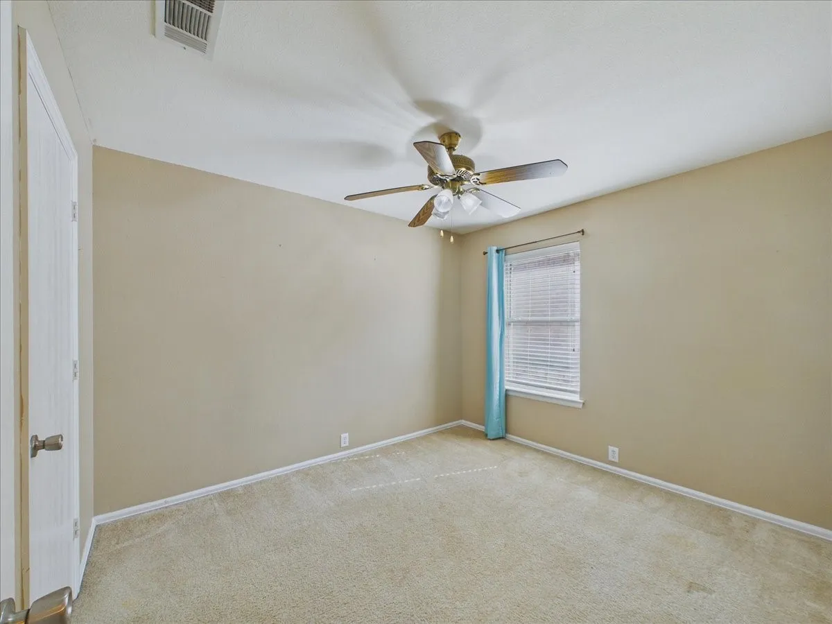 Single Family Residence For Sale in Ellis County , 613 Quail Hollow Drive, Midlothian, Texas 76065, 3 Bedroom, 2 Bathroom, 2 Garage spaces, 1,573 Sqft, built in 2006, mls#21376505, Real Estate Agent in Midlothian, Homes For Sale in Ellis county, Homes For Sale in Midlothian, Realtor in Midlothian Texas, Real Estate Brokerage Independent Realty Texas, Luminita Cordes Realtor