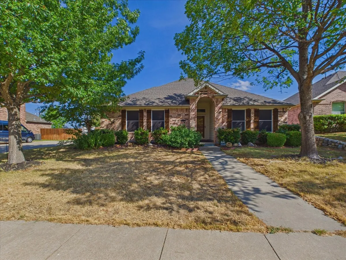 Single Family Residence For Sale in Ellis County , 613 Quail Hollow Drive, Midlothian, Texas 76065, 3 Bedroom, 2 Bathroom, 2 Garage spaces, 1,573 Sqft, built in 2006, mls#21376505, Real Estate Agent in Midlothian, Homes For Sale in Ellis county, Homes For Sale in Midlothian, Realtor in Midlothian Texas, Real Estate Brokerage Independent Realty Texas, Luminita Cordes Realtor