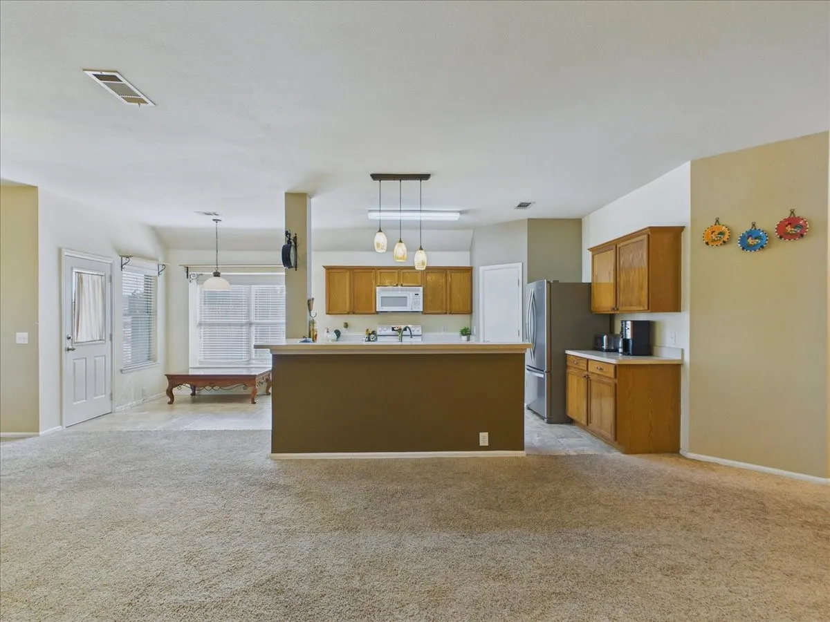 Single Family Residence For Sale in Ellis County , 613 Quail Hollow Drive, Midlothian, Texas 76065, 3 Bedroom, 2 Bathroom, 2 Garage spaces, 1,573 Sqft, built in 2006, mls#21376505, Real Estate Agent in Midlothian, Homes For Sale in Ellis county, Homes For Sale in Midlothian, Realtor in Midlothian Texas, Real Estate Brokerage Independent Realty Texas, Luminita Cordes Realtor