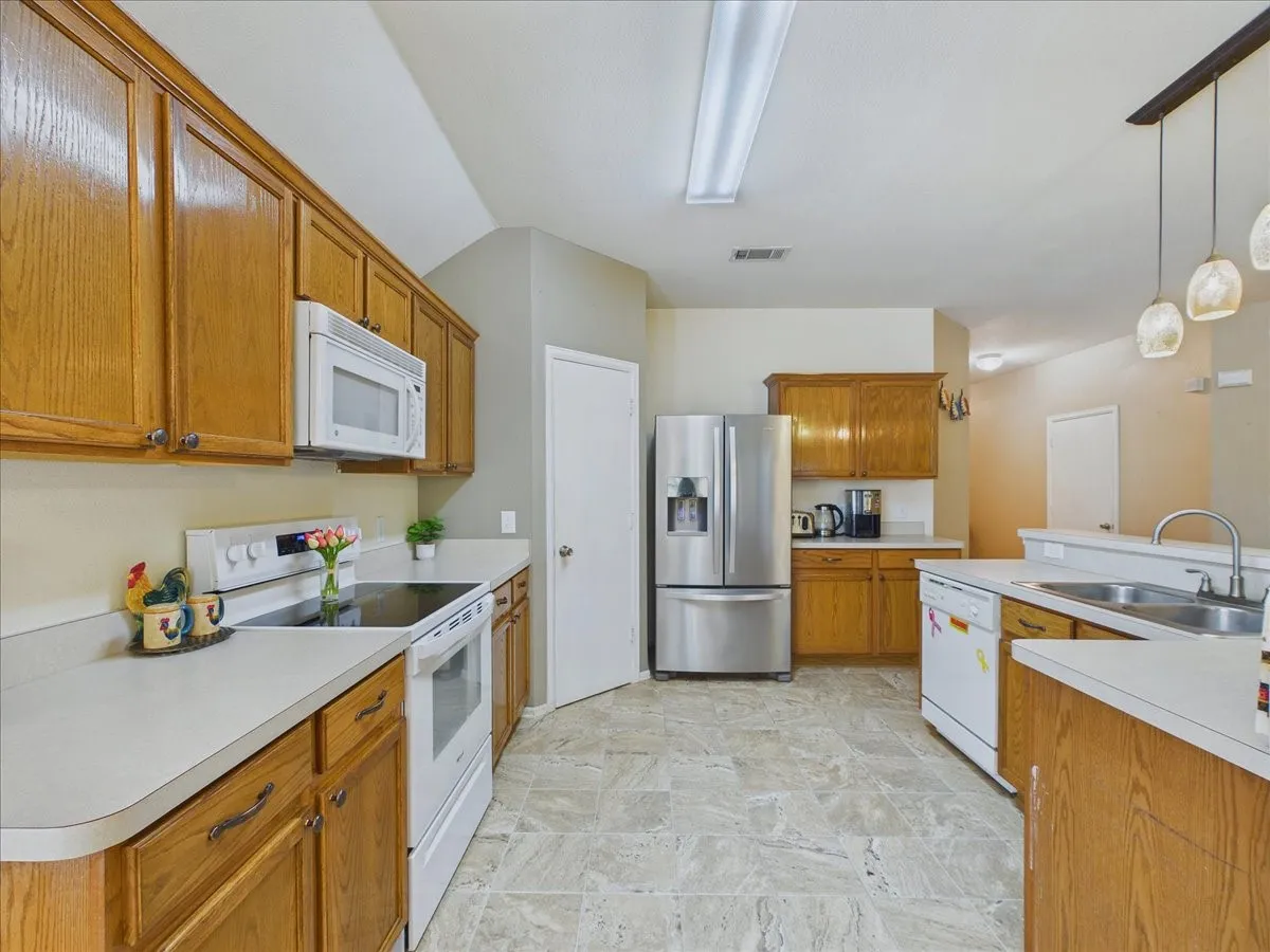 Single Family Residence For Sale in Ellis County , 613 Quail Hollow Drive, Midlothian, Texas 76065, 3 Bedroom, 2 Bathroom, 2 Garage spaces, 1,573 Sqft, built in 2006, mls#21376505, Real Estate Agent in Midlothian, Homes For Sale in Ellis county, Homes For Sale in Midlothian, Realtor in Midlothian Texas, Real Estate Brokerage Independent Realty Texas, Luminita Cordes Realtor