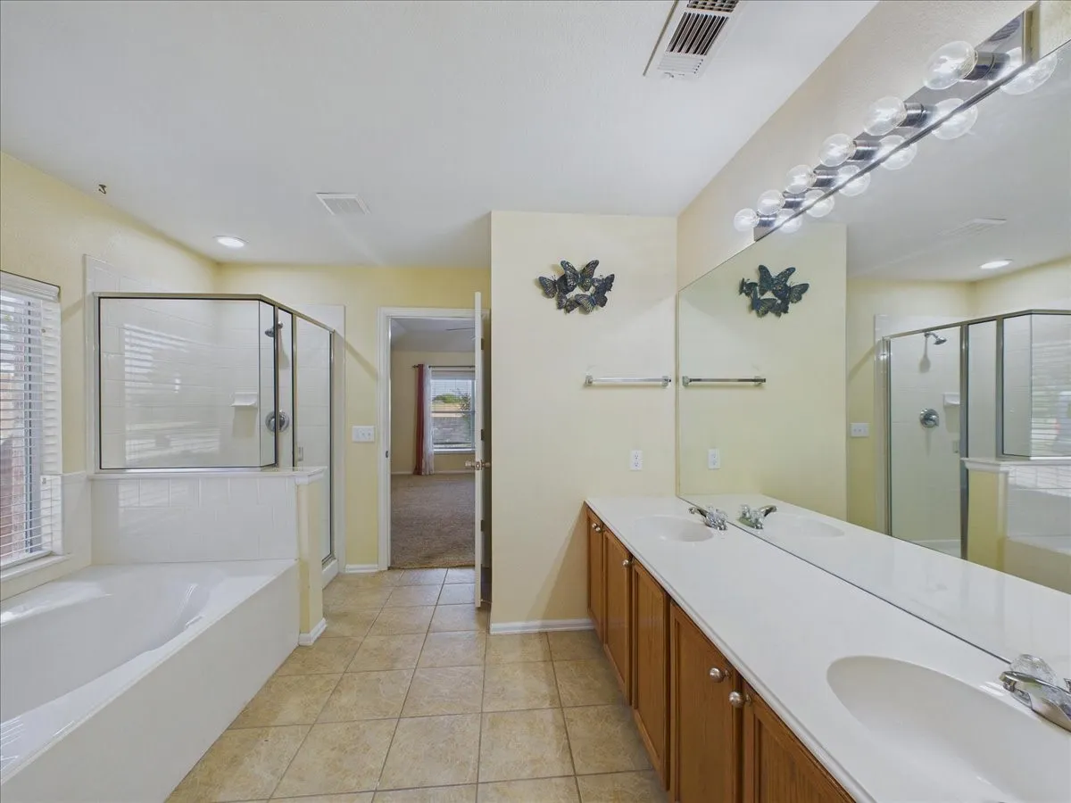 Single Family Residence For Sale in Ellis County , 613 Quail Hollow Drive, Midlothian, Texas 76065, 3 Bedroom, 2 Bathroom, 2 Garage spaces, 1,573 Sqft, built in 2006, mls#21376505, Real Estate Agent in Midlothian, Homes For Sale in Ellis county, Homes For Sale in Midlothian, Realtor in Midlothian Texas, Real Estate Brokerage Independent Realty Texas, Luminita Cordes Realtor
