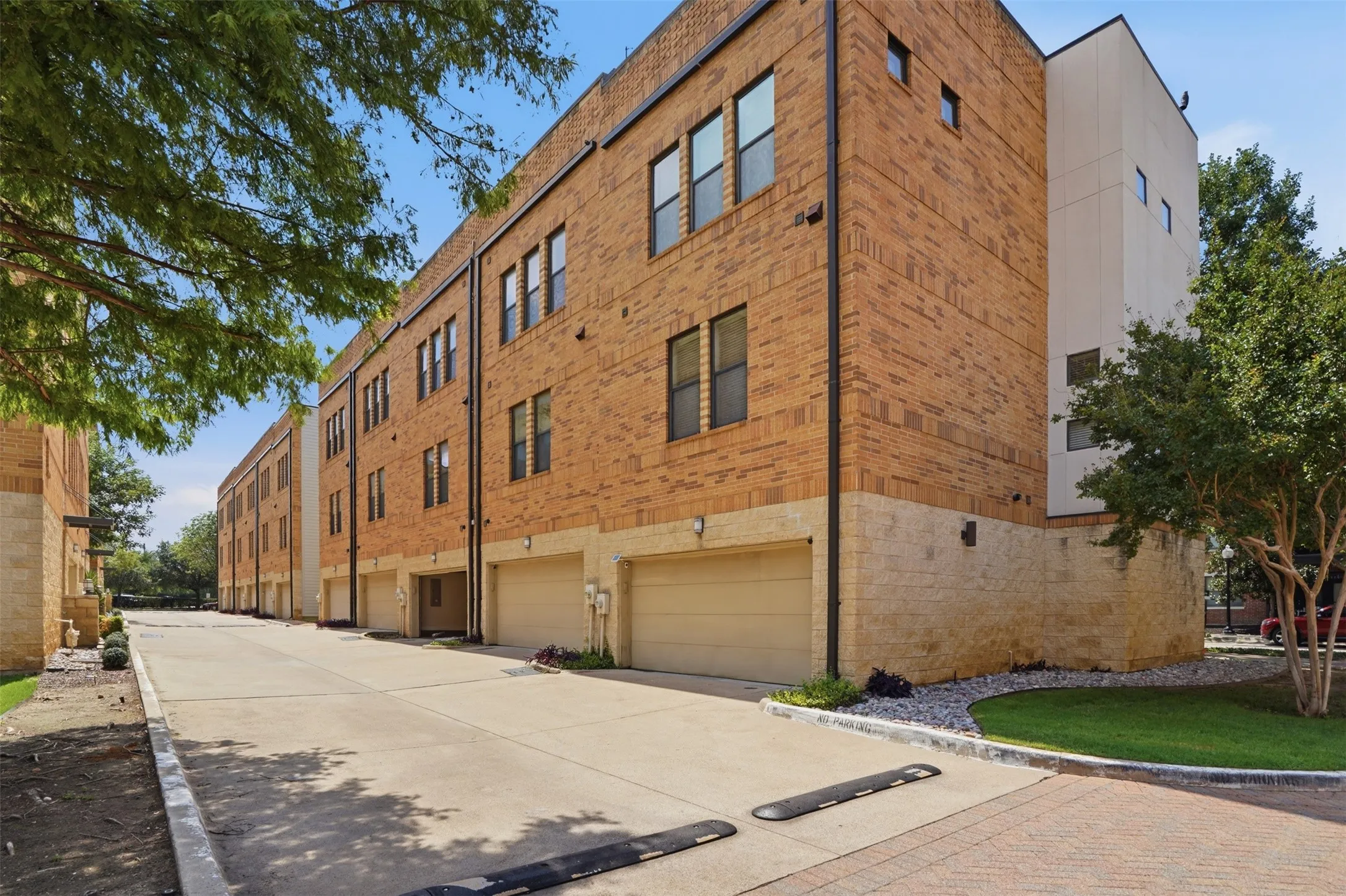 Townhouse For Sale in Tarrant County , 644 E Bluff Street, Fort Worth, Texas 76102, 3 Bedroom, 4 Bathroom, 2 Garage spaces, 2,347 Sqft, built in 2006, mls#21378830, Real Estate Agent in Fort Worth, Homes For Sale in Tarrant county, Homes For Sale in Fort Worth, Realtor in Fort Worth Texas, Real Estate Brokerage Independent Realty Texas, Luminita Cordes Realtor
