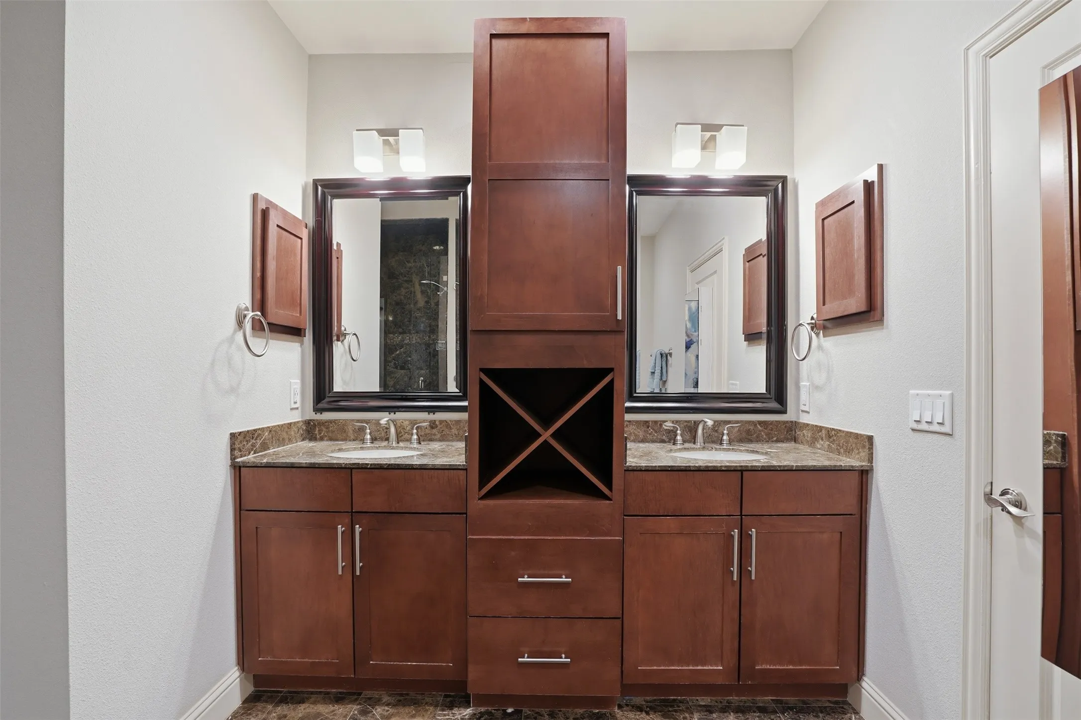 Townhouse For Sale in Tarrant County , 644 E Bluff Street, Fort Worth, Texas 76102, 3 Bedroom, 4 Bathroom, 2 Garage spaces, 2,347 Sqft, built in 2006, mls#21378830, Real Estate Agent in Fort Worth, Homes For Sale in Tarrant county, Homes For Sale in Fort Worth, Realtor in Fort Worth Texas, Real Estate Brokerage Independent Realty Texas, Luminita Cordes Realtor