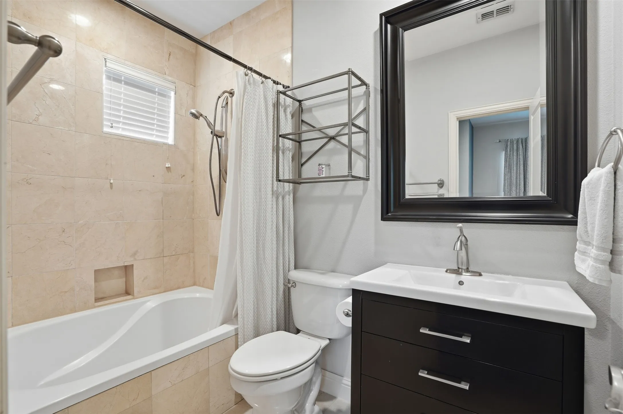 Townhouse For Sale in Tarrant County , 644 E Bluff Street, Fort Worth, Texas 76102, 3 Bedroom, 4 Bathroom, 2 Garage spaces, 2,347 Sqft, built in 2006, mls#21378830, Real Estate Agent in Fort Worth, Homes For Sale in Tarrant county, Homes For Sale in Fort Worth, Realtor in Fort Worth Texas, Real Estate Brokerage Independent Realty Texas, Luminita Cordes Realtor