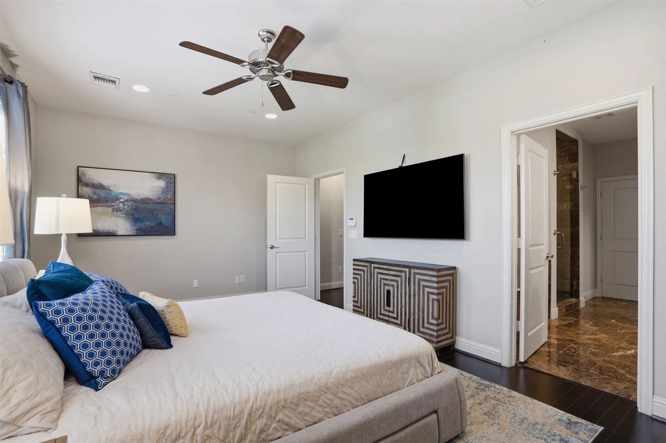 Townhouse For Sale in Tarrant County , 644 E Bluff Street, Fort Worth, Texas 76102, 3 Bedroom, 4 Bathroom, 2 Garage spaces, 2,347 Sqft, built in 2006, mls#21378830, Real Estate Agent in Fort Worth, Homes For Sale in Tarrant county, Homes For Sale in Fort Worth, Realtor in Fort Worth Texas, Real Estate Brokerage Independent Realty Texas, Luminita Cordes Realtor