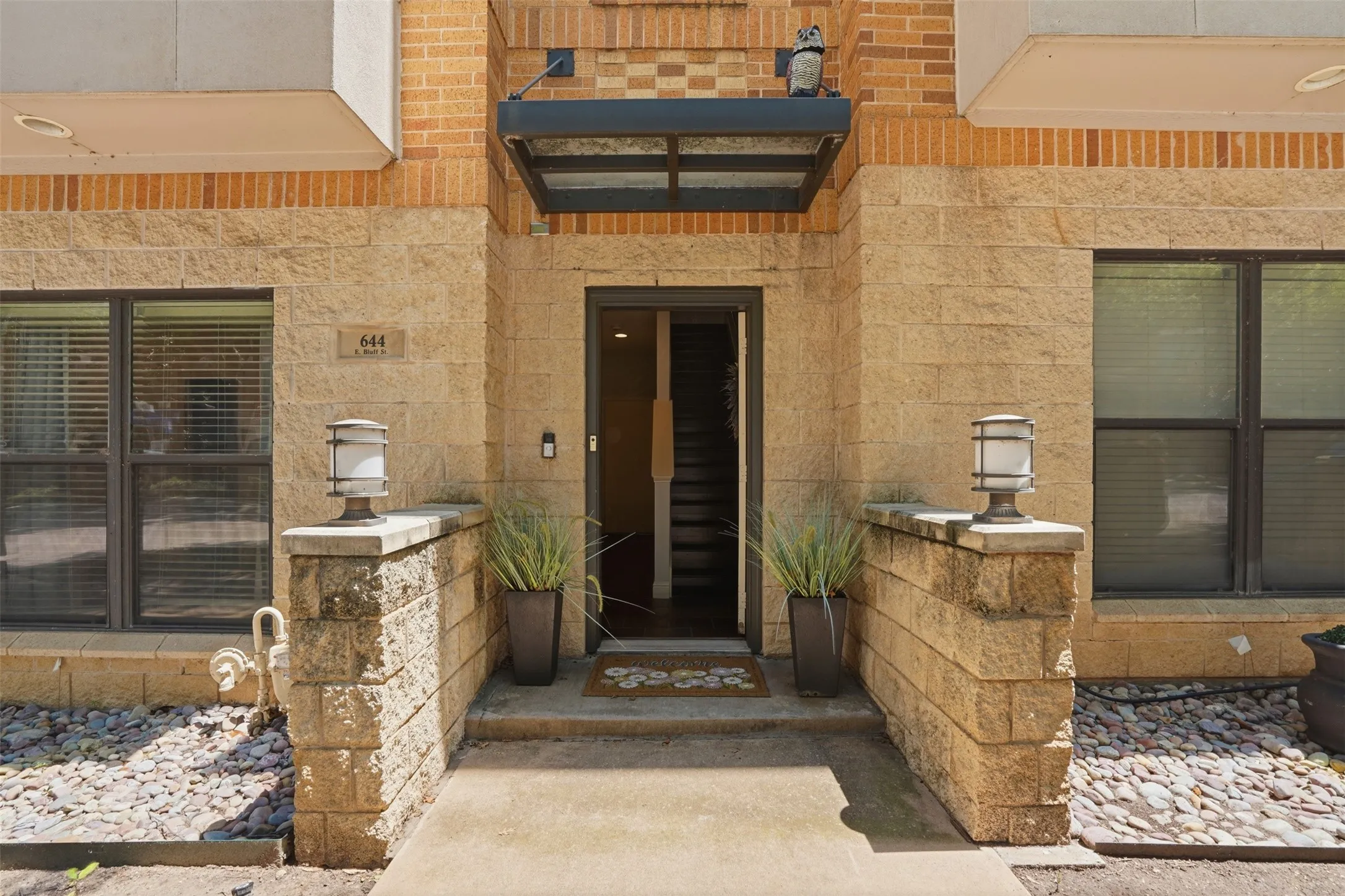 Townhouse For Sale in Tarrant County , 644 E Bluff Street, Fort Worth, Texas 76102, 3 Bedroom, 4 Bathroom, 2 Garage spaces, 2,347 Sqft, built in 2006, mls#21378830, Real Estate Agent in Fort Worth, Homes For Sale in Tarrant county, Homes For Sale in Fort Worth, Realtor in Fort Worth Texas, Real Estate Brokerage Independent Realty Texas, Luminita Cordes Realtor
