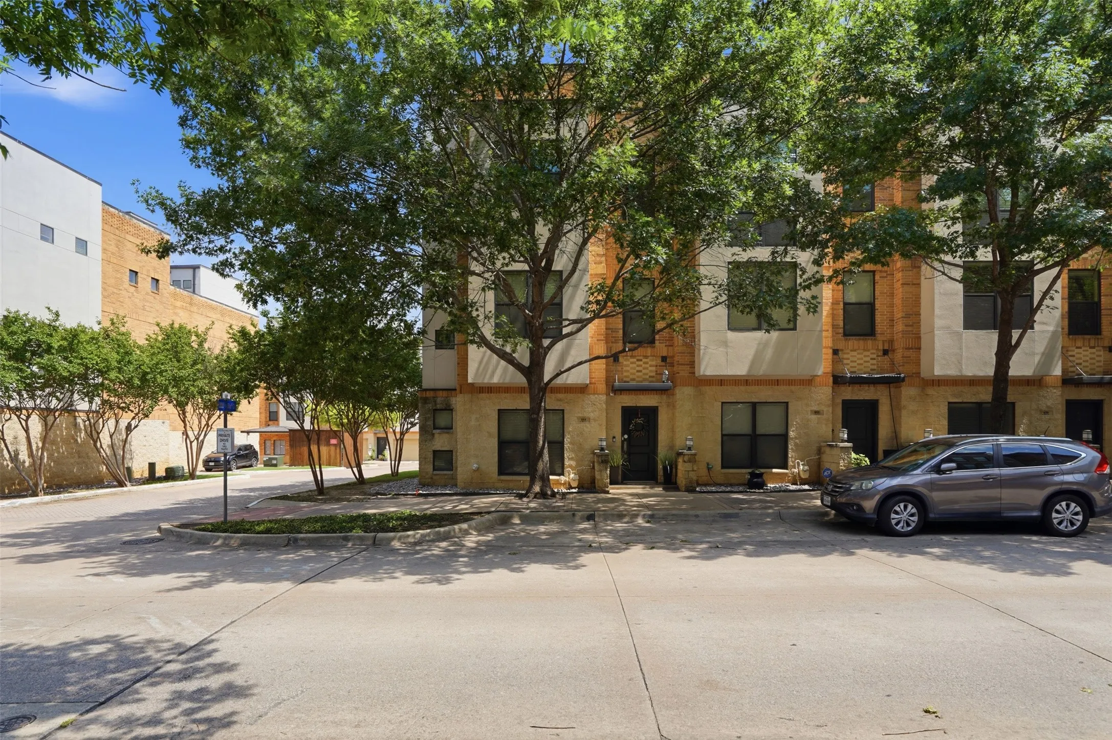 Townhouse For Sale in Tarrant County , 644 E Bluff Street, Fort Worth, Texas 76102, 3 Bedroom, 4 Bathroom, 2 Garage spaces, 2,347 Sqft, built in 2006, mls#21378830, Real Estate Agent in Fort Worth, Homes For Sale in Tarrant county, Homes For Sale in Fort Worth, Realtor in Fort Worth Texas, Real Estate Brokerage Independent Realty Texas, Luminita Cordes Realtor