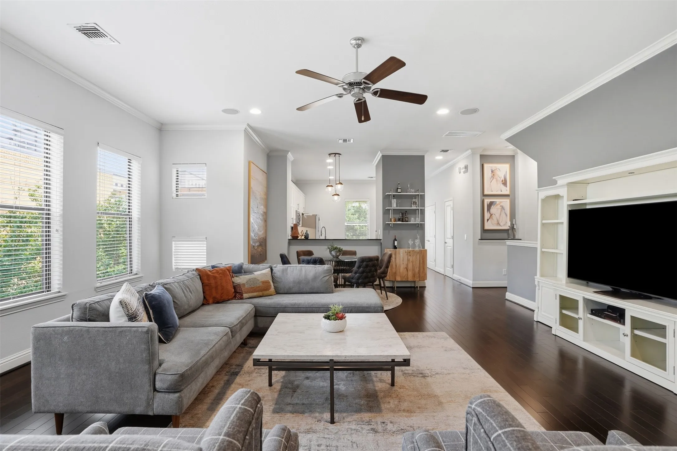 Townhouse For Sale in Tarrant County , 644 E Bluff Street, Fort Worth, Texas 76102, 3 Bedroom, 4 Bathroom, 2 Garage spaces, 2,347 Sqft, built in 2006, mls#21378830, Real Estate Agent in Fort Worth, Homes For Sale in Tarrant county, Homes For Sale in Fort Worth, Realtor in Fort Worth Texas, Real Estate Brokerage Independent Realty Texas, Luminita Cordes Realtor