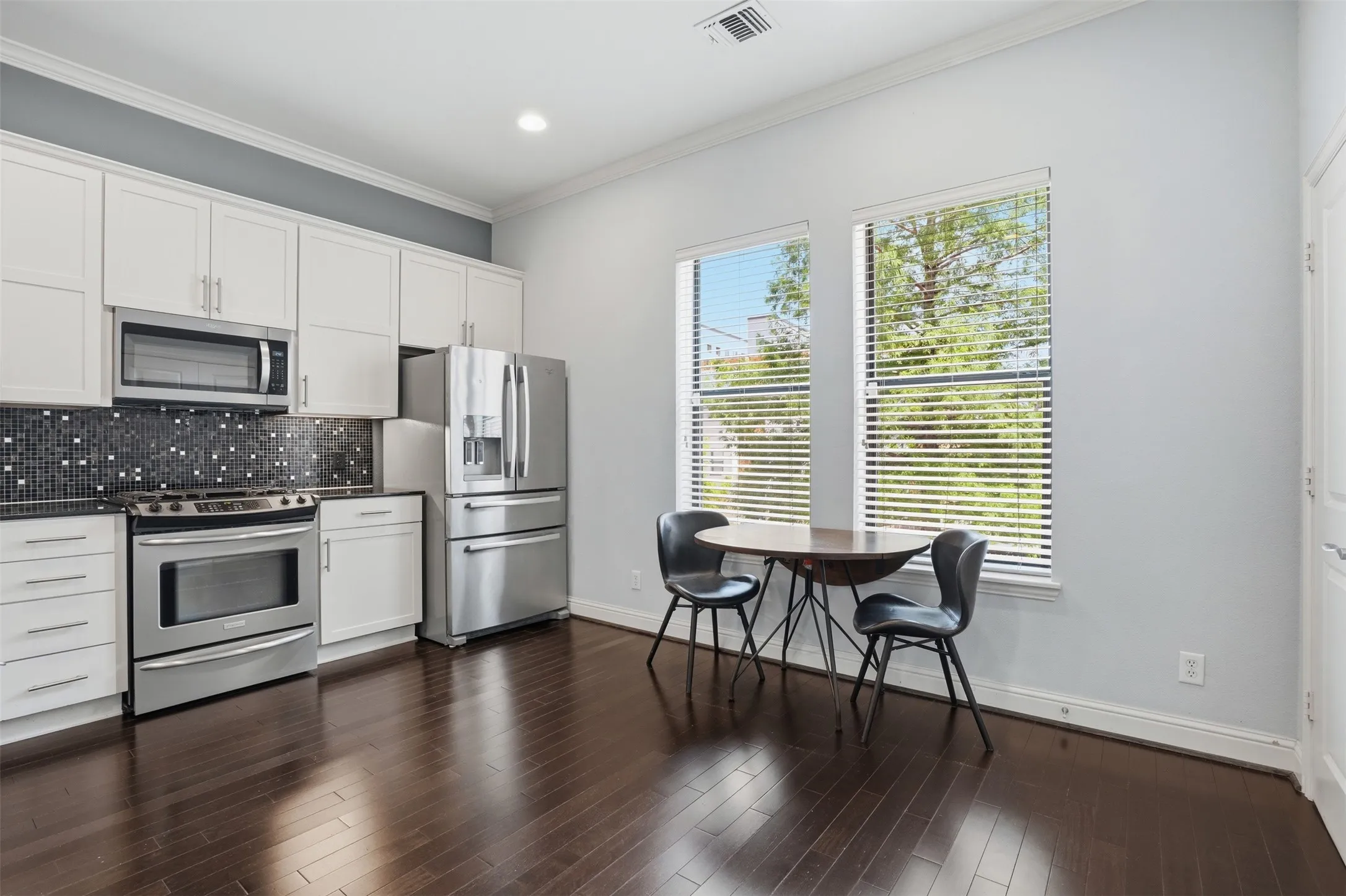 Townhouse For Sale in Tarrant County , 644 E Bluff Street, Fort Worth, Texas 76102, 3 Bedroom, 4 Bathroom, 2 Garage spaces, 2,347 Sqft, built in 2006, mls#21378830, Real Estate Agent in Fort Worth, Homes For Sale in Tarrant county, Homes For Sale in Fort Worth, Realtor in Fort Worth Texas, Real Estate Brokerage Independent Realty Texas, Luminita Cordes Realtor