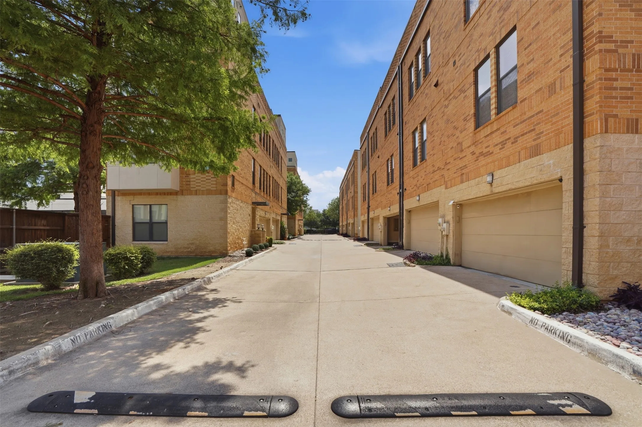 Townhouse For Sale in Tarrant County , 644 E Bluff Street, Fort Worth, Texas 76102, 3 Bedroom, 4 Bathroom, 2 Garage spaces, 2,347 Sqft, built in 2006, mls#21378830, Real Estate Agent in Fort Worth, Homes For Sale in Tarrant county, Homes For Sale in Fort Worth, Realtor in Fort Worth Texas, Real Estate Brokerage Independent Realty Texas, Luminita Cordes Realtor