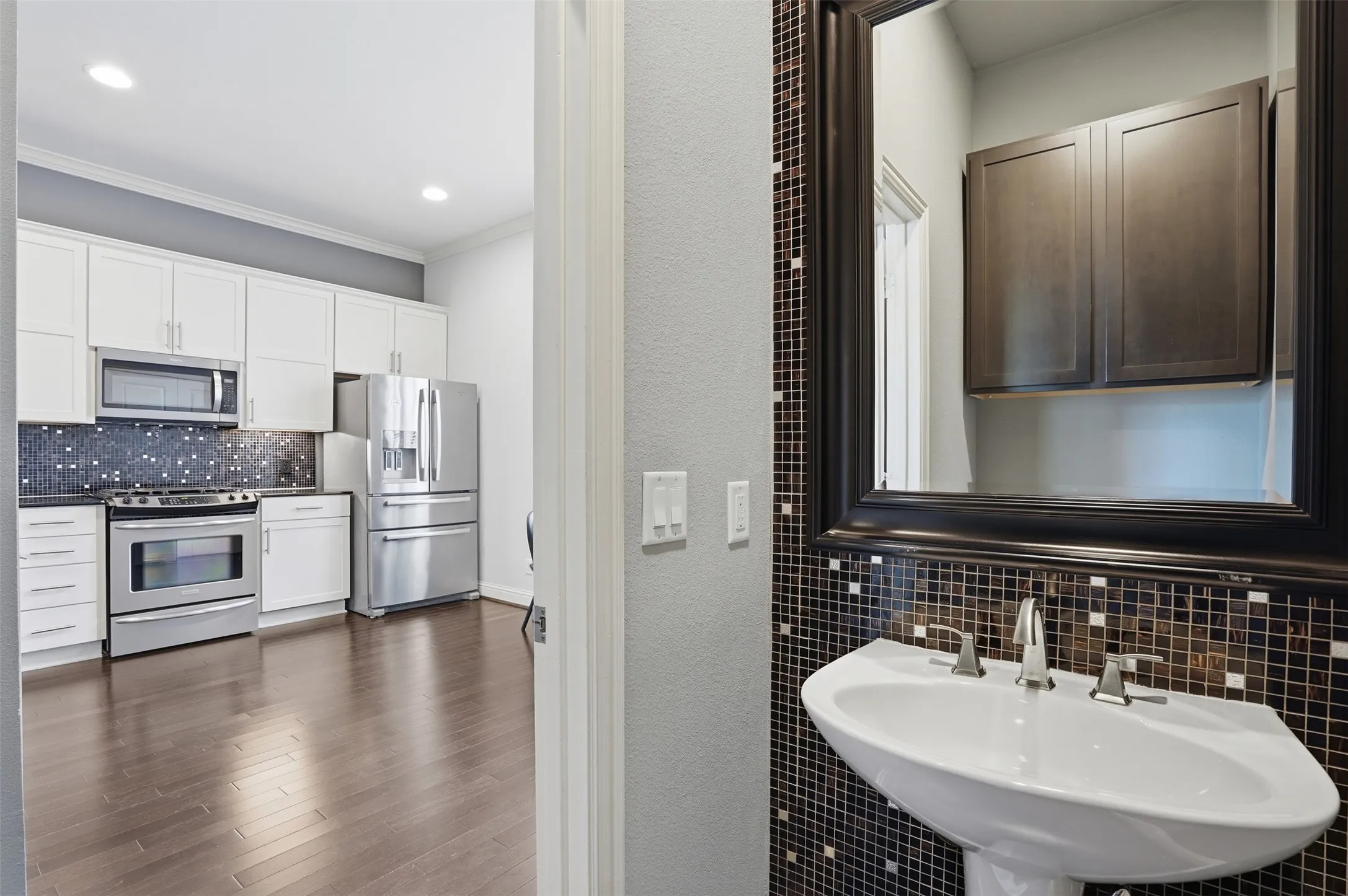 Townhouse For Sale in Tarrant County , 644 E Bluff Street, Fort Worth, Texas 76102, 3 Bedroom, 4 Bathroom, 2 Garage spaces, 2,347 Sqft, built in 2006, mls#21378830, Real Estate Agent in Fort Worth, Homes For Sale in Tarrant county, Homes For Sale in Fort Worth, Realtor in Fort Worth Texas, Real Estate Brokerage Independent Realty Texas, Luminita Cordes Realtor