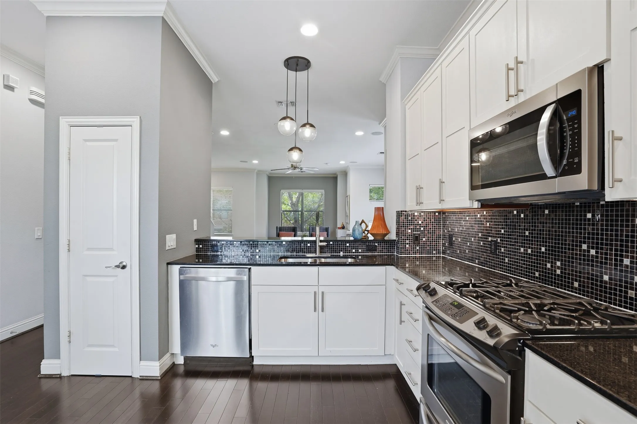 Townhouse For Sale in Tarrant County , 644 E Bluff Street, Fort Worth, Texas 76102, 3 Bedroom, 4 Bathroom, 2 Garage spaces, 2,347 Sqft, built in 2006, mls#21378830, Real Estate Agent in Fort Worth, Homes For Sale in Tarrant county, Homes For Sale in Fort Worth, Realtor in Fort Worth Texas, Real Estate Brokerage Independent Realty Texas, Luminita Cordes Realtor