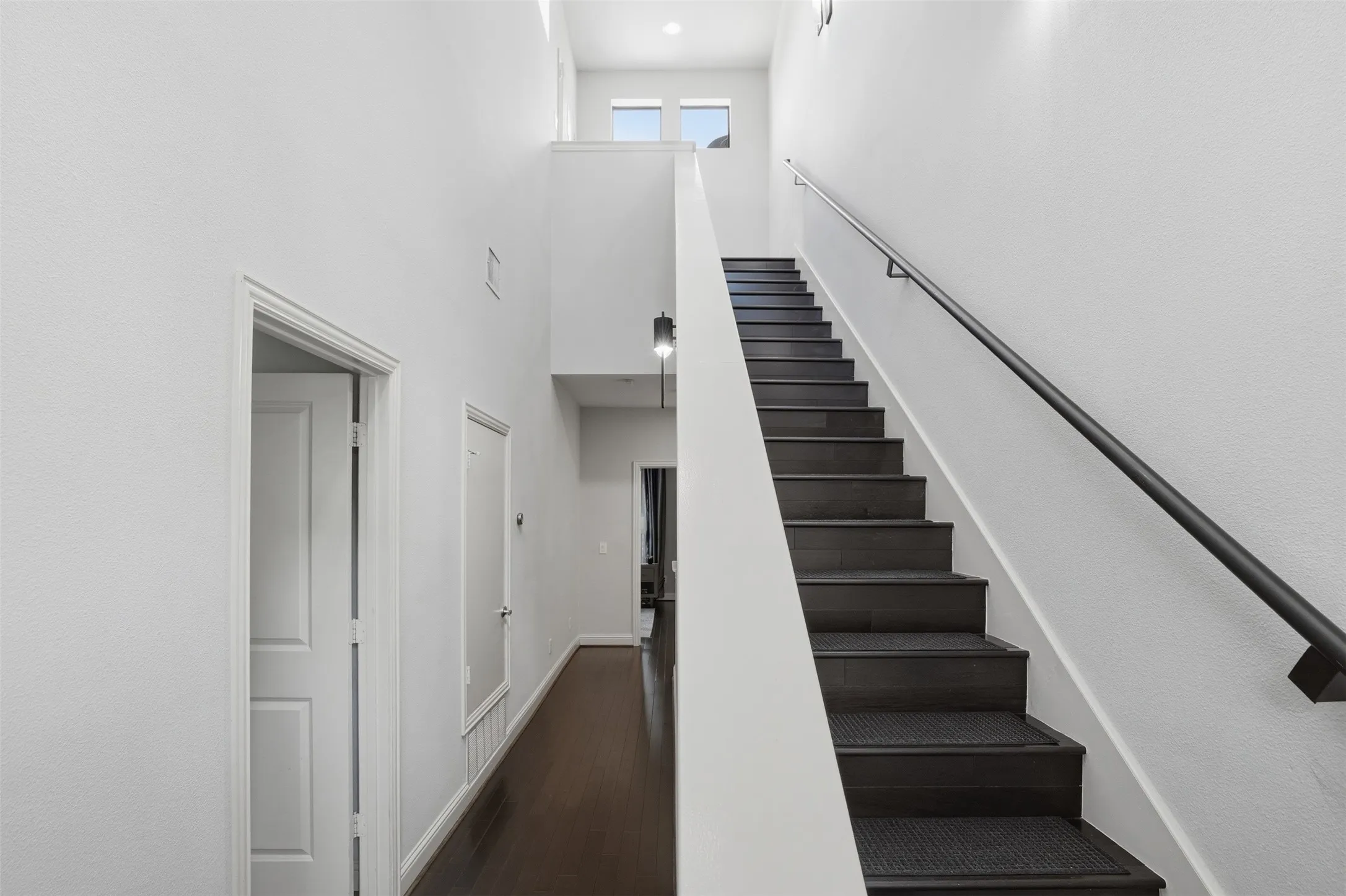 Townhouse For Sale in Tarrant County , 644 E Bluff Street, Fort Worth, Texas 76102, 3 Bedroom, 4 Bathroom, 2 Garage spaces, 2,347 Sqft, built in 2006, mls#21378830, Real Estate Agent in Fort Worth, Homes For Sale in Tarrant county, Homes For Sale in Fort Worth, Realtor in Fort Worth Texas, Real Estate Brokerage Independent Realty Texas, Luminita Cordes Realtor