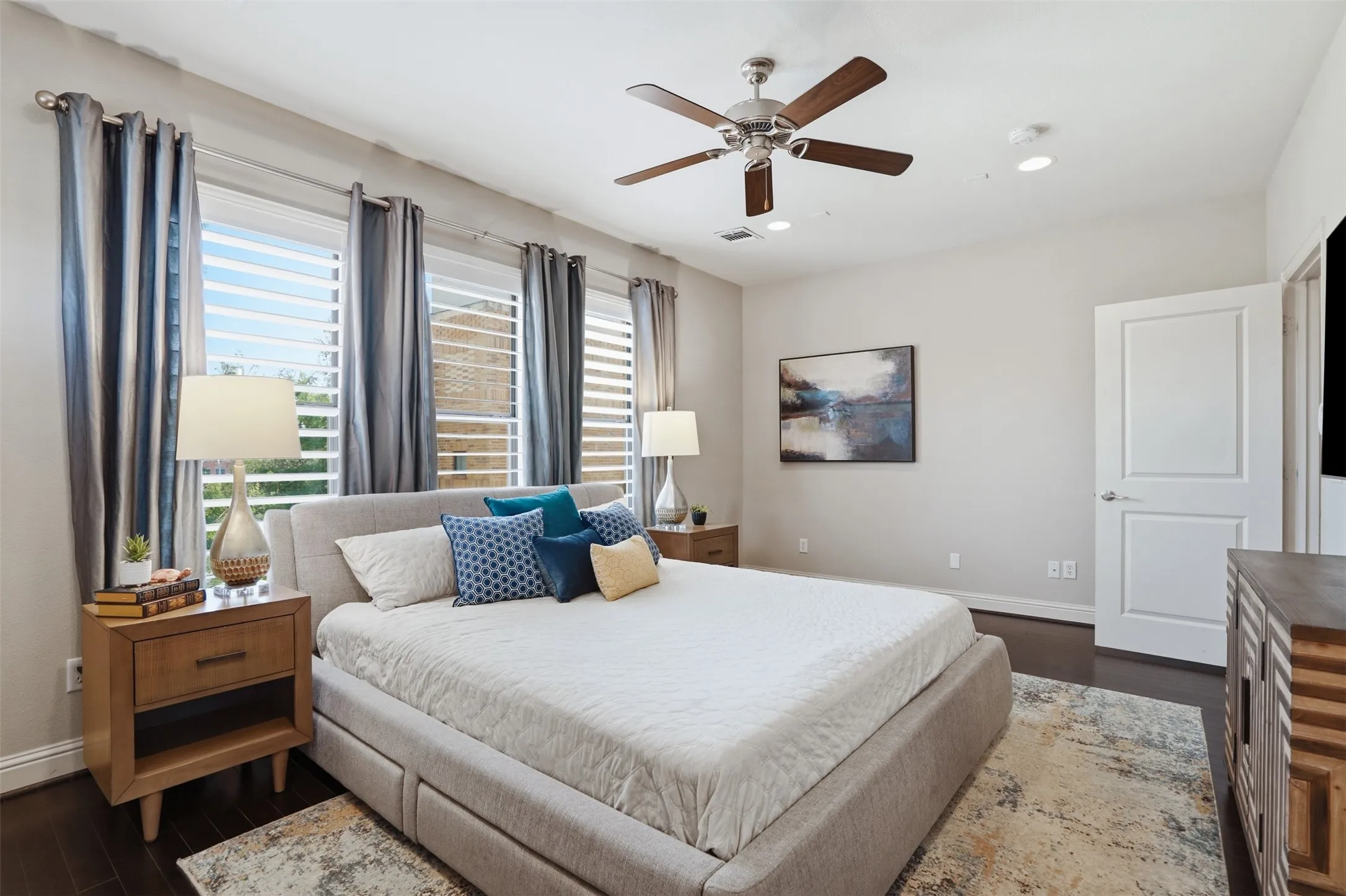 Townhouse For Sale in Tarrant County , 644 E Bluff Street, Fort Worth, Texas 76102, 3 Bedroom, 4 Bathroom, 2 Garage spaces, 2,347 Sqft, built in 2006, mls#21378830, Real Estate Agent in Fort Worth, Homes For Sale in Tarrant county, Homes For Sale in Fort Worth, Realtor in Fort Worth Texas, Real Estate Brokerage Independent Realty Texas, Luminita Cordes Realtor