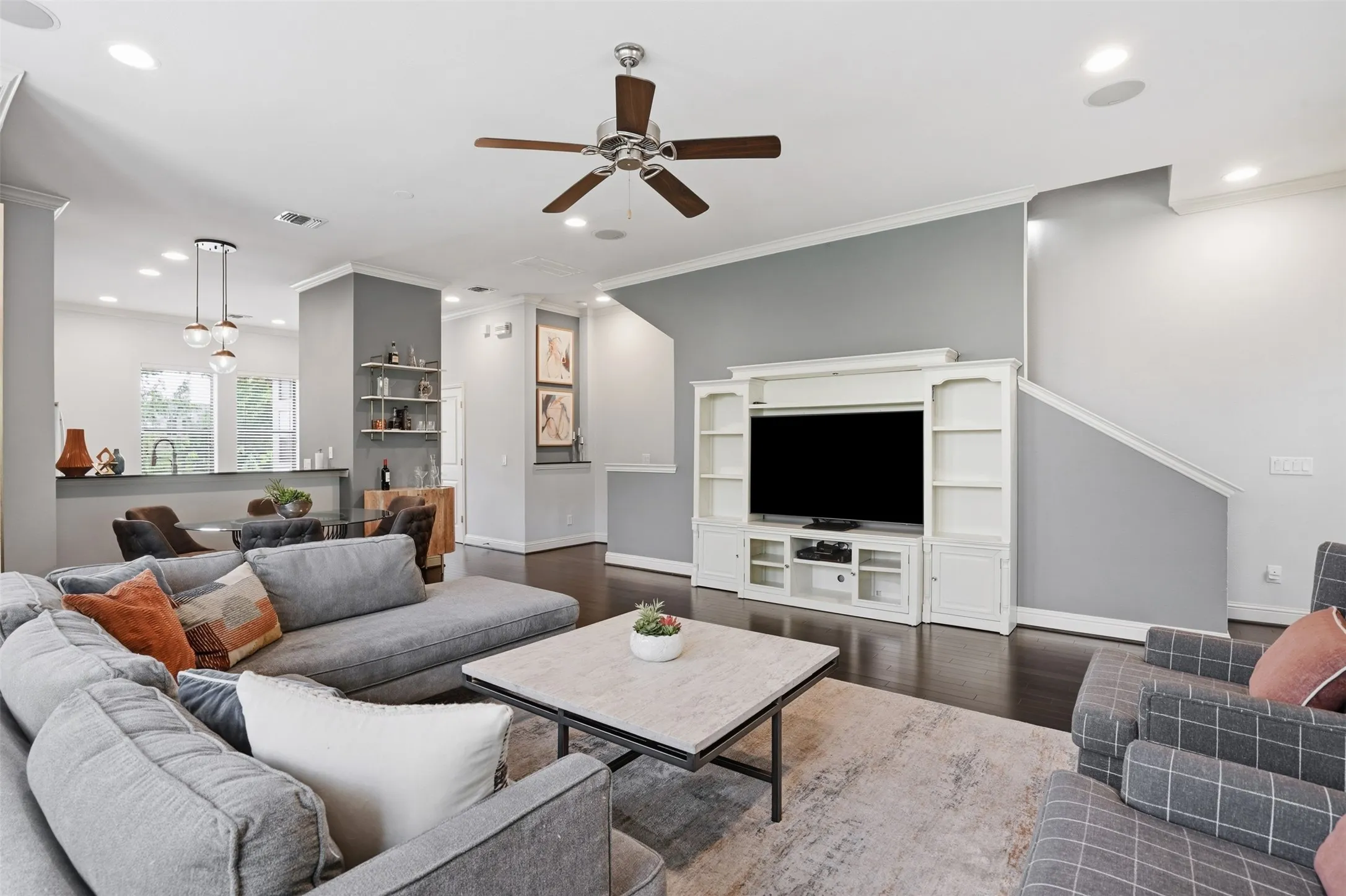 Townhouse For Sale in Tarrant County , 644 E Bluff Street, Fort Worth, Texas 76102, 3 Bedroom, 4 Bathroom, 2 Garage spaces, 2,347 Sqft, built in 2006, mls#21378830, Real Estate Agent in Fort Worth, Homes For Sale in Tarrant county, Homes For Sale in Fort Worth, Realtor in Fort Worth Texas, Real Estate Brokerage Independent Realty Texas, Luminita Cordes Realtor