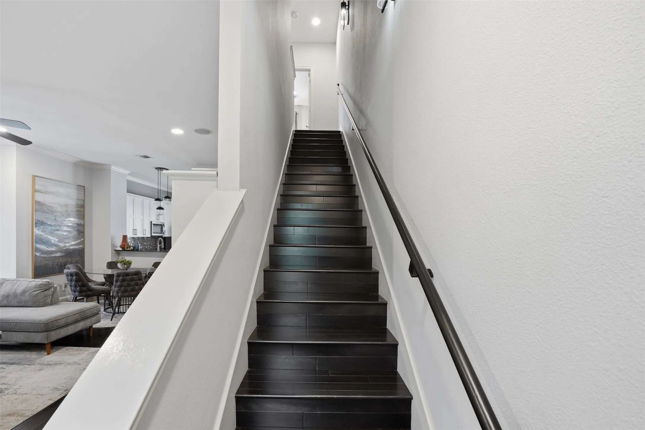 Townhouse For Sale in Tarrant County , 644 E Bluff Street, Fort Worth, Texas 76102, 3 Bedroom, 4 Bathroom, 2 Garage spaces, 2,347 Sqft, built in 2006, mls#21378830, Real Estate Agent in Fort Worth, Homes For Sale in Tarrant county, Homes For Sale in Fort Worth, Realtor in Fort Worth Texas, Real Estate Brokerage Independent Realty Texas, Luminita Cordes Realtor