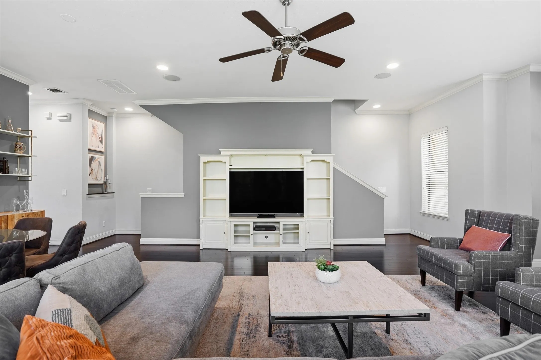 Townhouse For Sale in Tarrant County , 644 E Bluff Street, Fort Worth, Texas 76102, 3 Bedroom, 4 Bathroom, 2 Garage spaces, 2,347 Sqft, built in 2006, mls#21378830, Real Estate Agent in Fort Worth, Homes For Sale in Tarrant county, Homes For Sale in Fort Worth, Realtor in Fort Worth Texas, Real Estate Brokerage Independent Realty Texas, Luminita Cordes Realtor