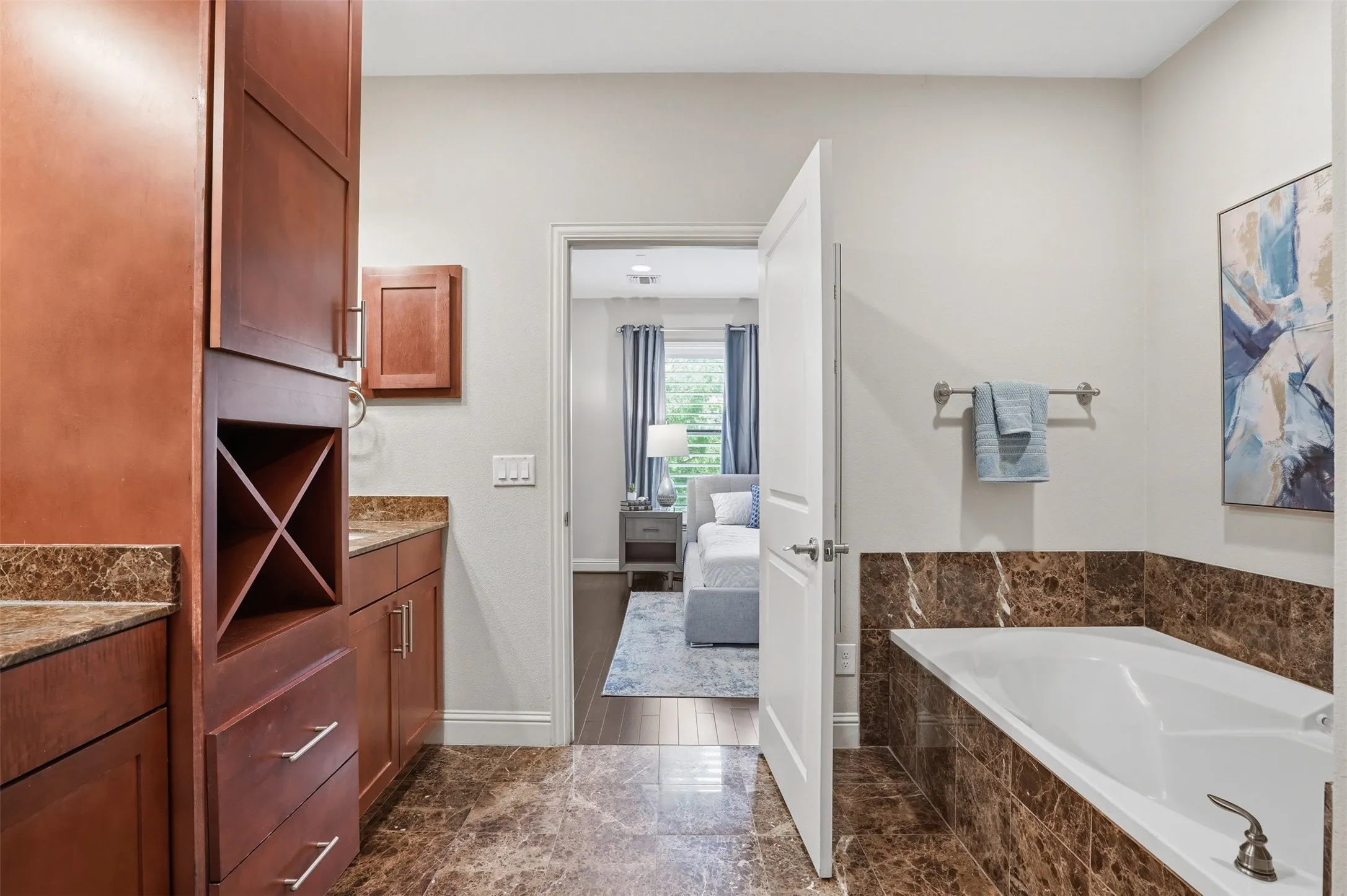Townhouse For Sale in Tarrant County , 644 E Bluff Street, Fort Worth, Texas 76102, 3 Bedroom, 4 Bathroom, 2 Garage spaces, 2,347 Sqft, built in 2006, mls#21378830, Real Estate Agent in Fort Worth, Homes For Sale in Tarrant county, Homes For Sale in Fort Worth, Realtor in Fort Worth Texas, Real Estate Brokerage Independent Realty Texas, Luminita Cordes Realtor
