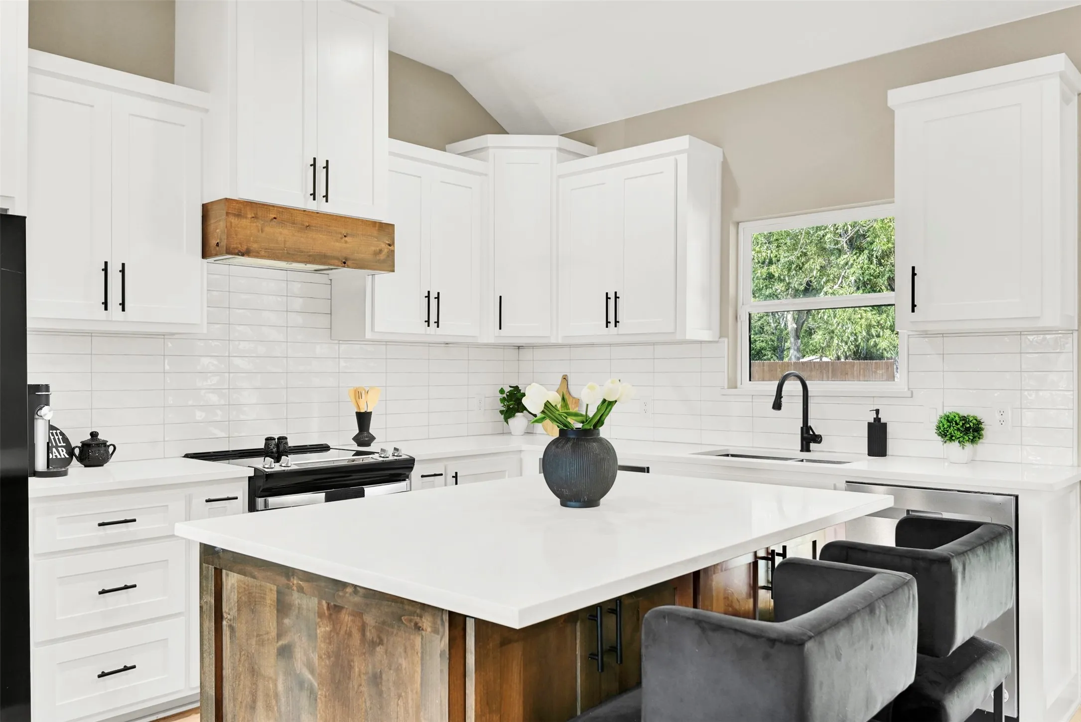 Single Family Residence For Sale in Johnson County , 928 Country Club Road, Cleburne, Texas 76033, 3 Bedroom, 2 Bathroom, 2 Garage spaces, 1,407 Sqft, built in 2024, mls#21375758, Real Estate Agent in Cleburne, Homes For Sale in Johnson county, Homes For Sale in Cleburne, Realtor in Cleburne Texas, Real Estate Brokerage Independent Realty Texas, Luminita Cordes Realtor