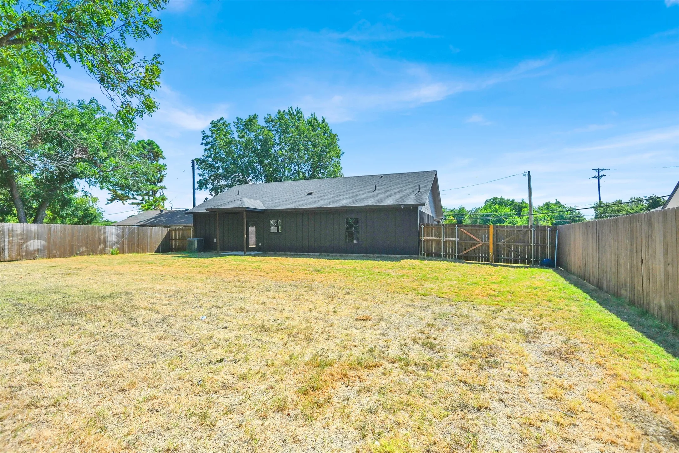 Single Family Residence For Sale in Johnson County , 928 Country Club Road, Cleburne, Texas 76033, 3 Bedroom, 2 Bathroom, 2 Garage spaces, 1,407 Sqft, built in 2024, mls#21375758, Real Estate Agent in Cleburne, Homes For Sale in Johnson county, Homes For Sale in Cleburne, Realtor in Cleburne Texas, Real Estate Brokerage Independent Realty Texas, Luminita Cordes Realtor