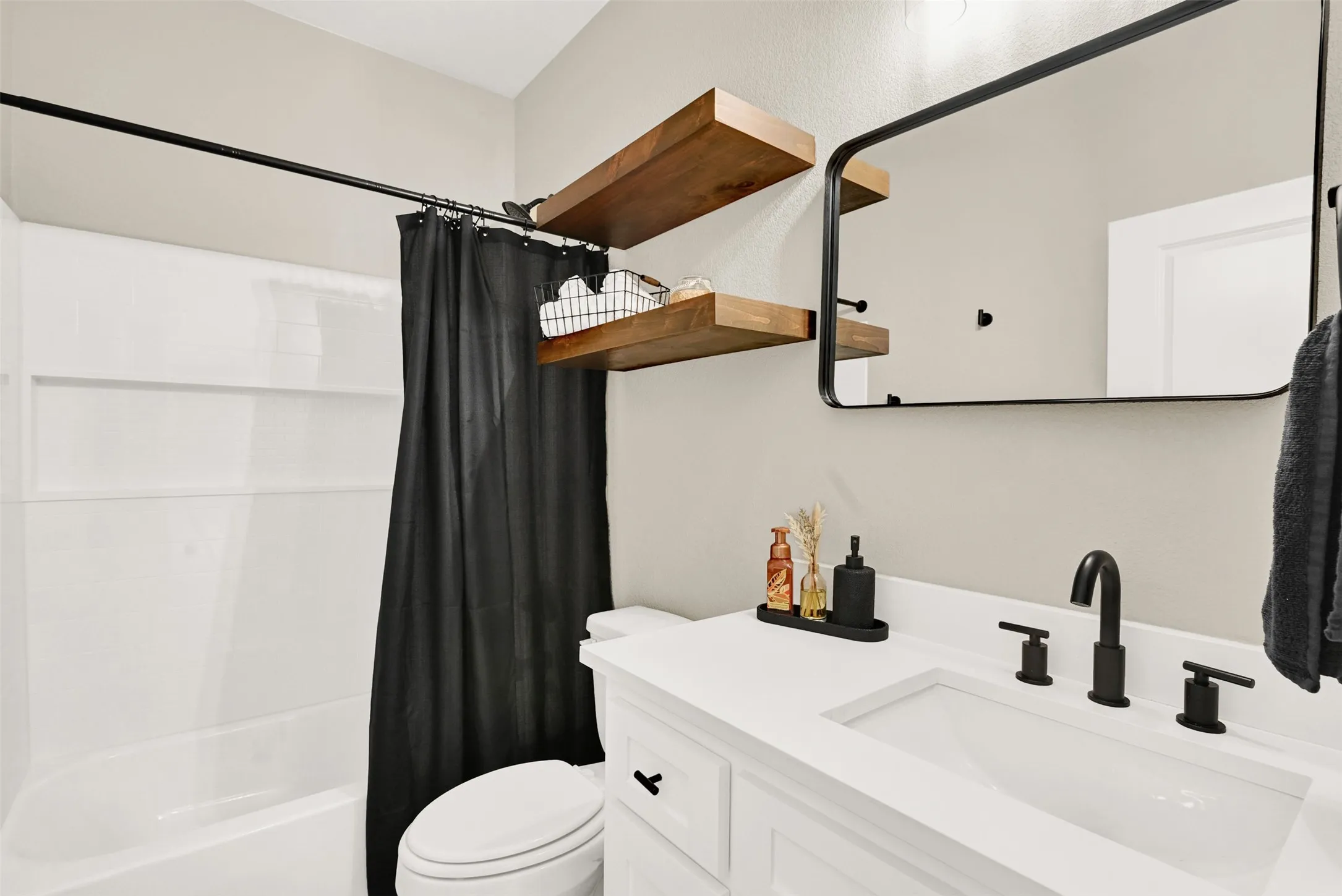 Single Family Residence For Sale in Johnson County , 928 Country Club Road, Cleburne, Texas 76033, 3 Bedroom, 2 Bathroom, 2 Garage spaces, 1,407 Sqft, built in 2024, mls#21375758, Real Estate Agent in Cleburne, Homes For Sale in Johnson county, Homes For Sale in Cleburne, Realtor in Cleburne Texas, Real Estate Brokerage Independent Realty Texas, Luminita Cordes Realtor