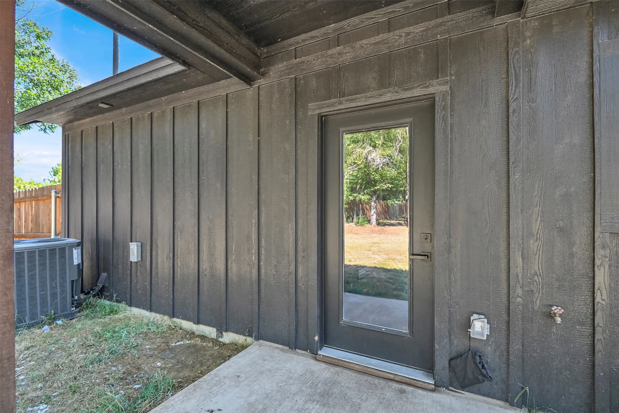 Single Family Residence For Sale in Johnson County , 928 Country Club Road, Cleburne, Texas 76033, 3 Bedroom, 2 Bathroom, 2 Garage spaces, 1,407 Sqft, built in 2024, mls#21375758, Real Estate Agent in Cleburne, Homes For Sale in Johnson county, Homes For Sale in Cleburne, Realtor in Cleburne Texas, Real Estate Brokerage Independent Realty Texas, Luminita Cordes Realtor