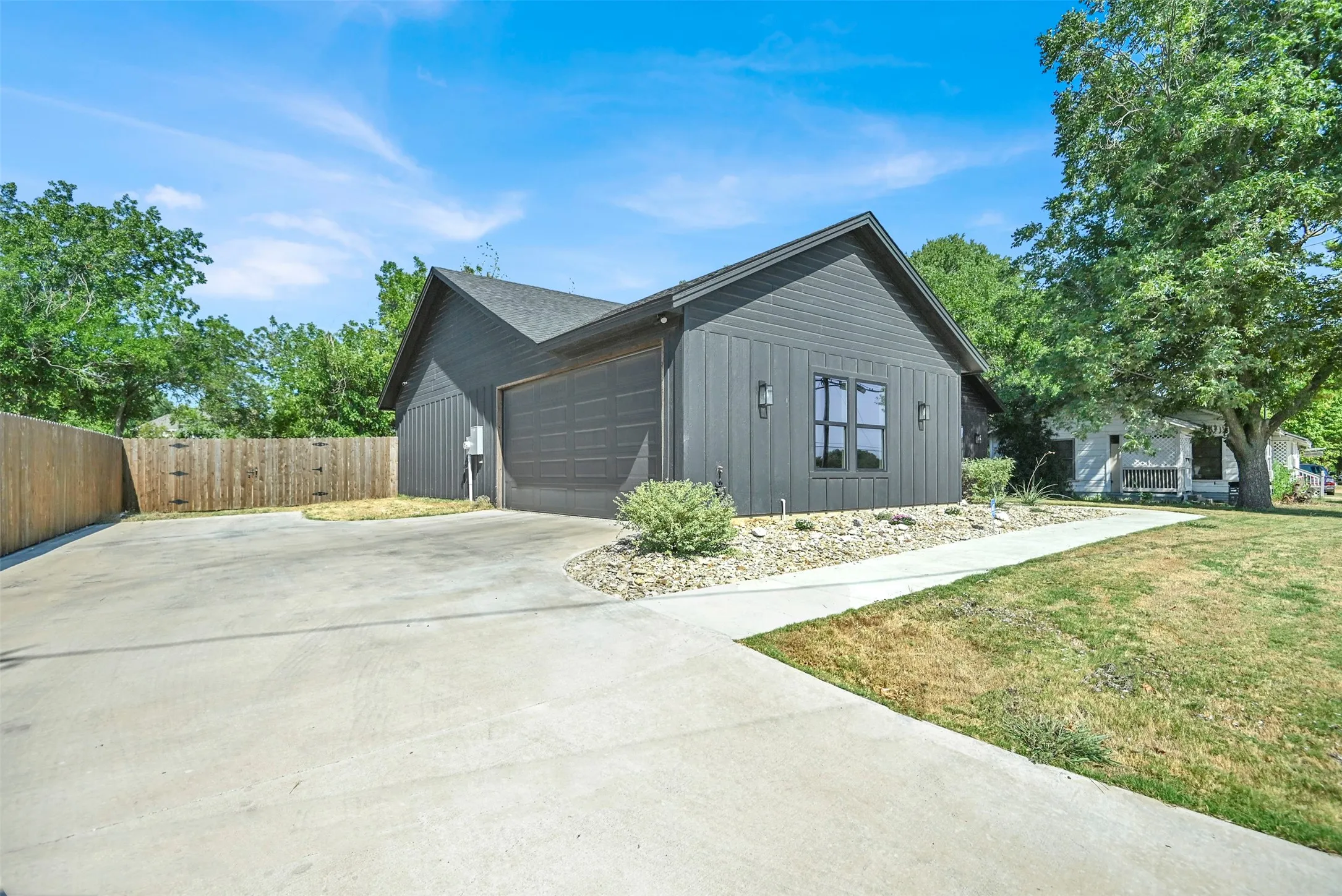 Single Family Residence For Sale in Johnson County , 928 Country Club Road, Cleburne, Texas 76033, 3 Bedroom, 2 Bathroom, 2 Garage spaces, 1,407 Sqft, built in 2024, mls#21375758, Real Estate Agent in Cleburne, Homes For Sale in Johnson county, Homes For Sale in Cleburne, Realtor in Cleburne Texas, Real Estate Brokerage Independent Realty Texas, Luminita Cordes Realtor