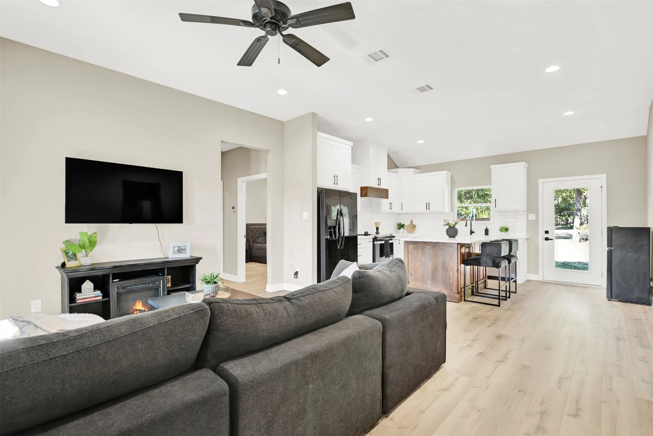Single Family Residence For Sale in Johnson County , 928 Country Club Road, Cleburne, Texas 76033, 3 Bedroom, 2 Bathroom, 2 Garage spaces, 1,407 Sqft, built in 2024, mls#21375758, Real Estate Agent in Cleburne, Homes For Sale in Johnson county, Homes For Sale in Cleburne, Realtor in Cleburne Texas, Real Estate Brokerage Independent Realty Texas, Luminita Cordes Realtor