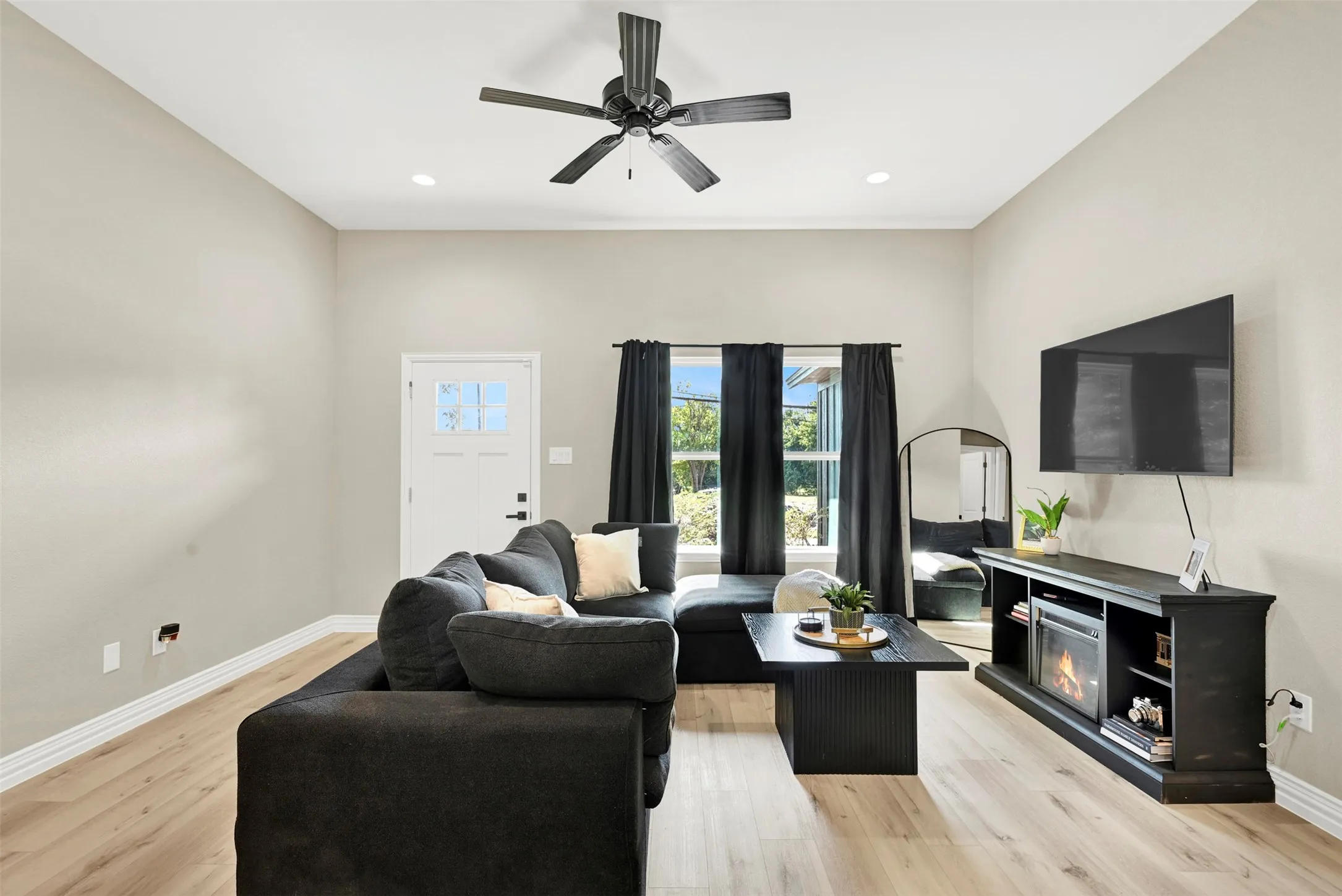 Single Family Residence For Sale in Johnson County , 928 Country Club Road, Cleburne, Texas 76033, 3 Bedroom, 2 Bathroom, 2 Garage spaces, 1,407 Sqft, built in 2024, mls#21375758, Real Estate Agent in Cleburne, Homes For Sale in Johnson county, Homes For Sale in Cleburne, Realtor in Cleburne Texas, Real Estate Brokerage Independent Realty Texas, Luminita Cordes Realtor