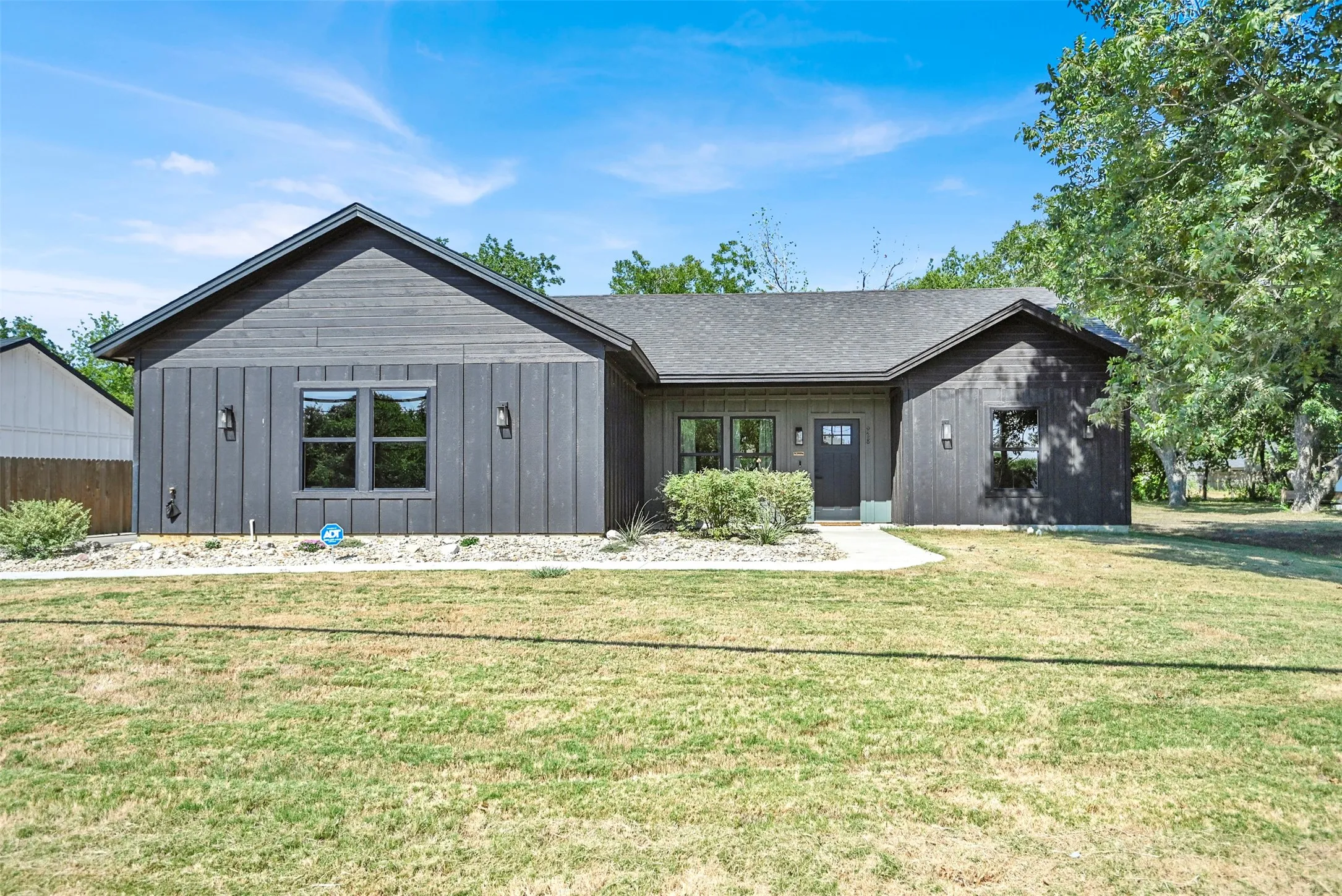 Single Family Residence For Sale in Johnson County , 928 Country Club Road, Cleburne, Texas 76033, 3 Bedroom, 2 Bathroom, 2 Garage spaces, 1,407 Sqft, built in 2024, mls#21375758, Real Estate Agent in Cleburne, Homes For Sale in Johnson county, Homes For Sale in Cleburne, Realtor in Cleburne Texas, Real Estate Brokerage Independent Realty Texas, Luminita Cordes Realtor