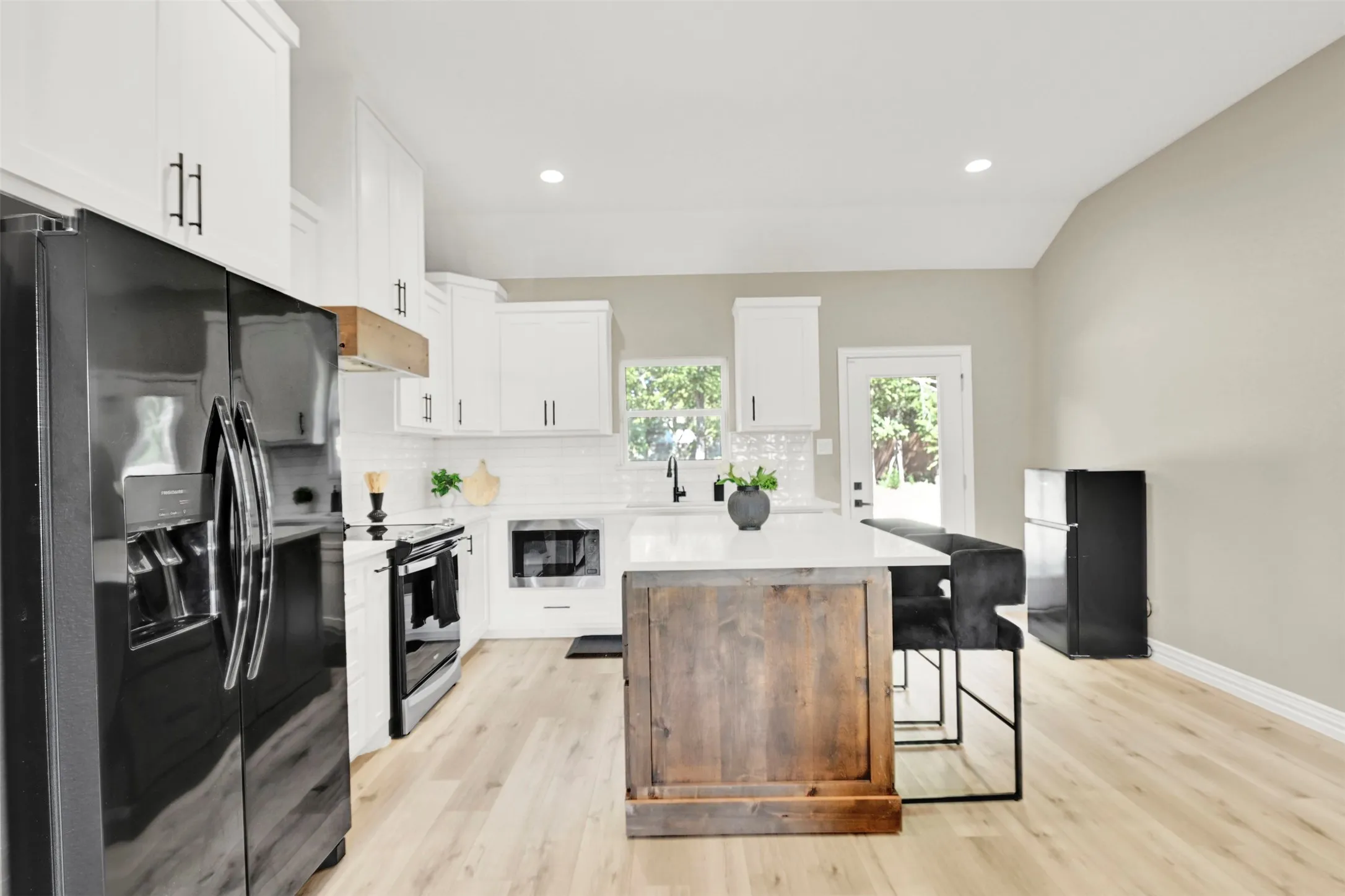 Single Family Residence For Sale in Johnson County , 928 Country Club Road, Cleburne, Texas 76033, 3 Bedroom, 2 Bathroom, 2 Garage spaces, 1,407 Sqft, built in 2024, mls#21375758, Real Estate Agent in Cleburne, Homes For Sale in Johnson county, Homes For Sale in Cleburne, Realtor in Cleburne Texas, Real Estate Brokerage Independent Realty Texas, Luminita Cordes Realtor